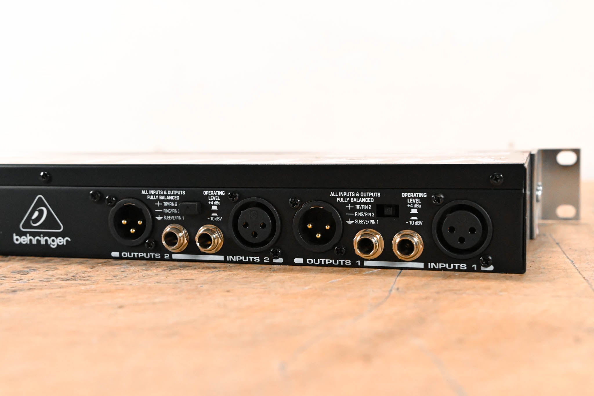 Behringer VIRTUALIZER 3D FX2000 3D Multi-Engine Effects Processor