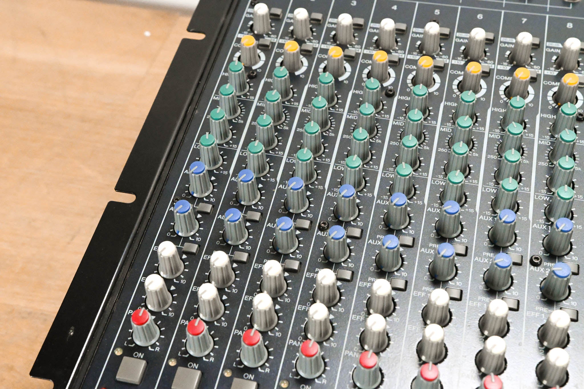 Yamaha EMX5016CF 16-Channel 1000W Power Mixer