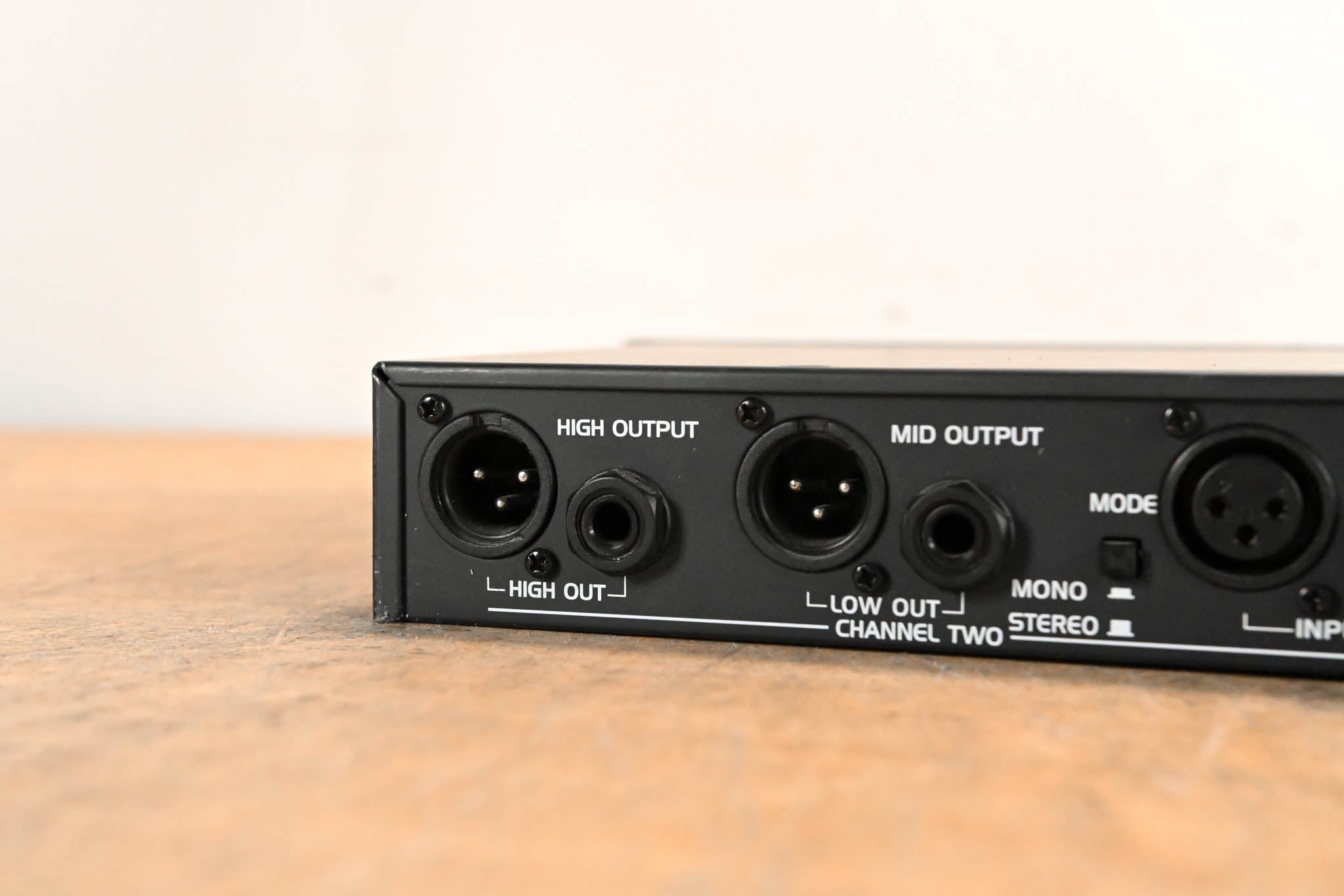 ART 310 Stereo 2-Way/Mono 3-Way Crossover