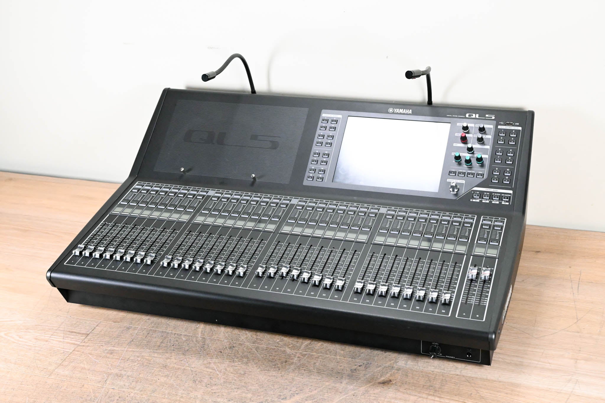 Yamaha QL5 64-Channel Digital Audio Mixing Console