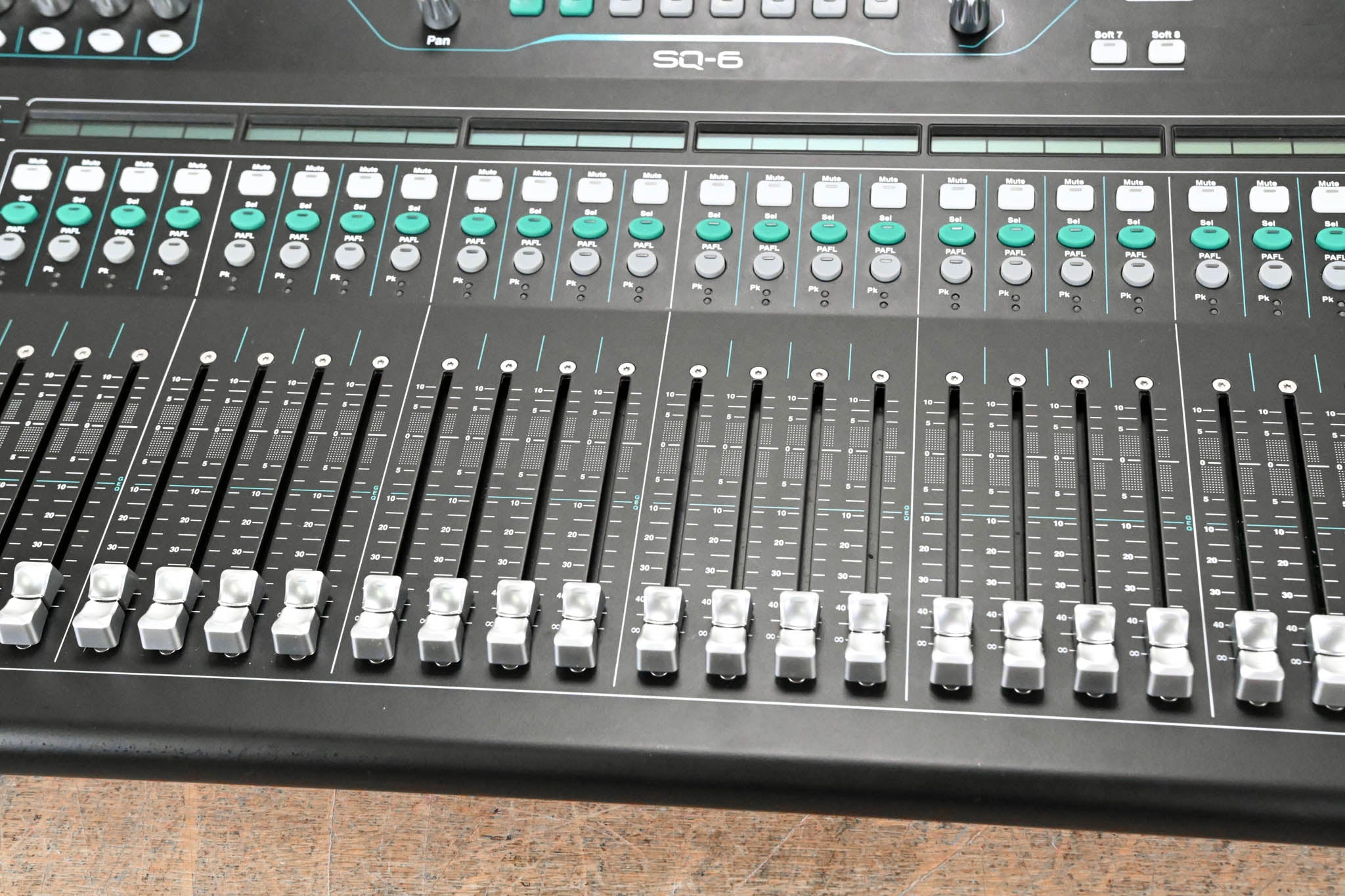 Allen & Heath SQ-6 48-Channel Compact Digital Audio Mixer