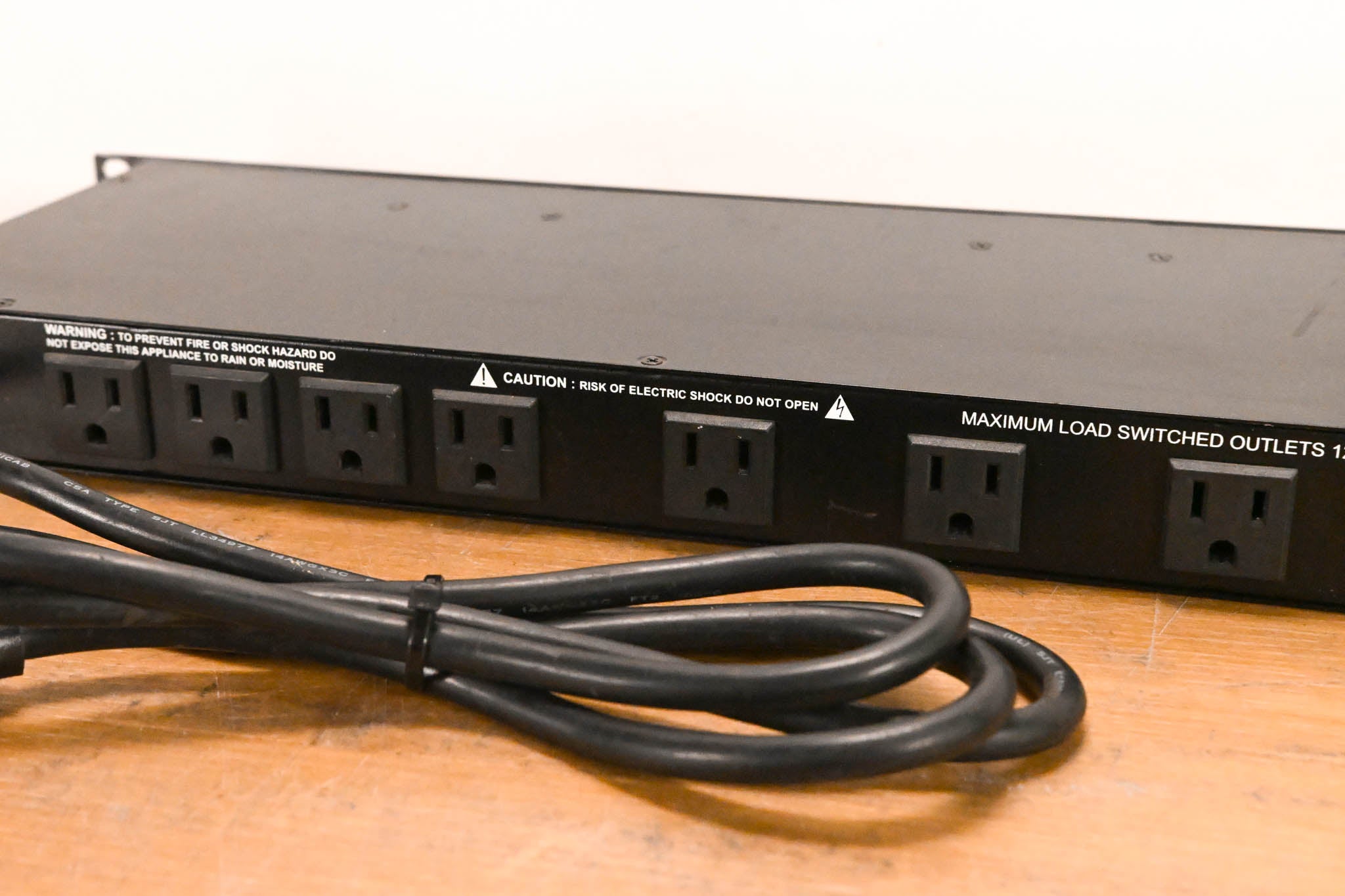 ART SP-4x4 Rackmount 8 Outlet Power Conditioner w/ Voltmeter & Lights