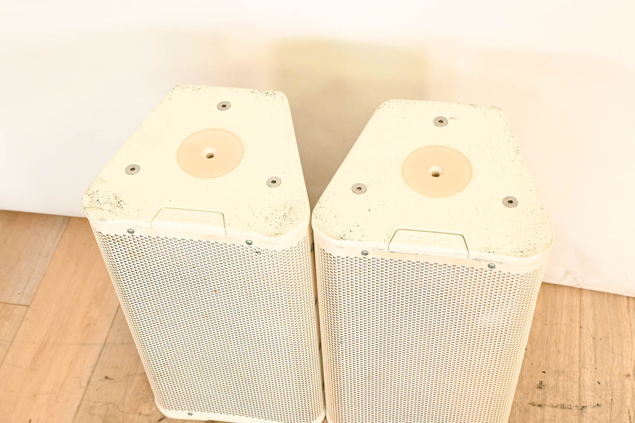 QSC AP-5102 2-Way Acoustic Performance Loudspeaker - White  (PAIR)