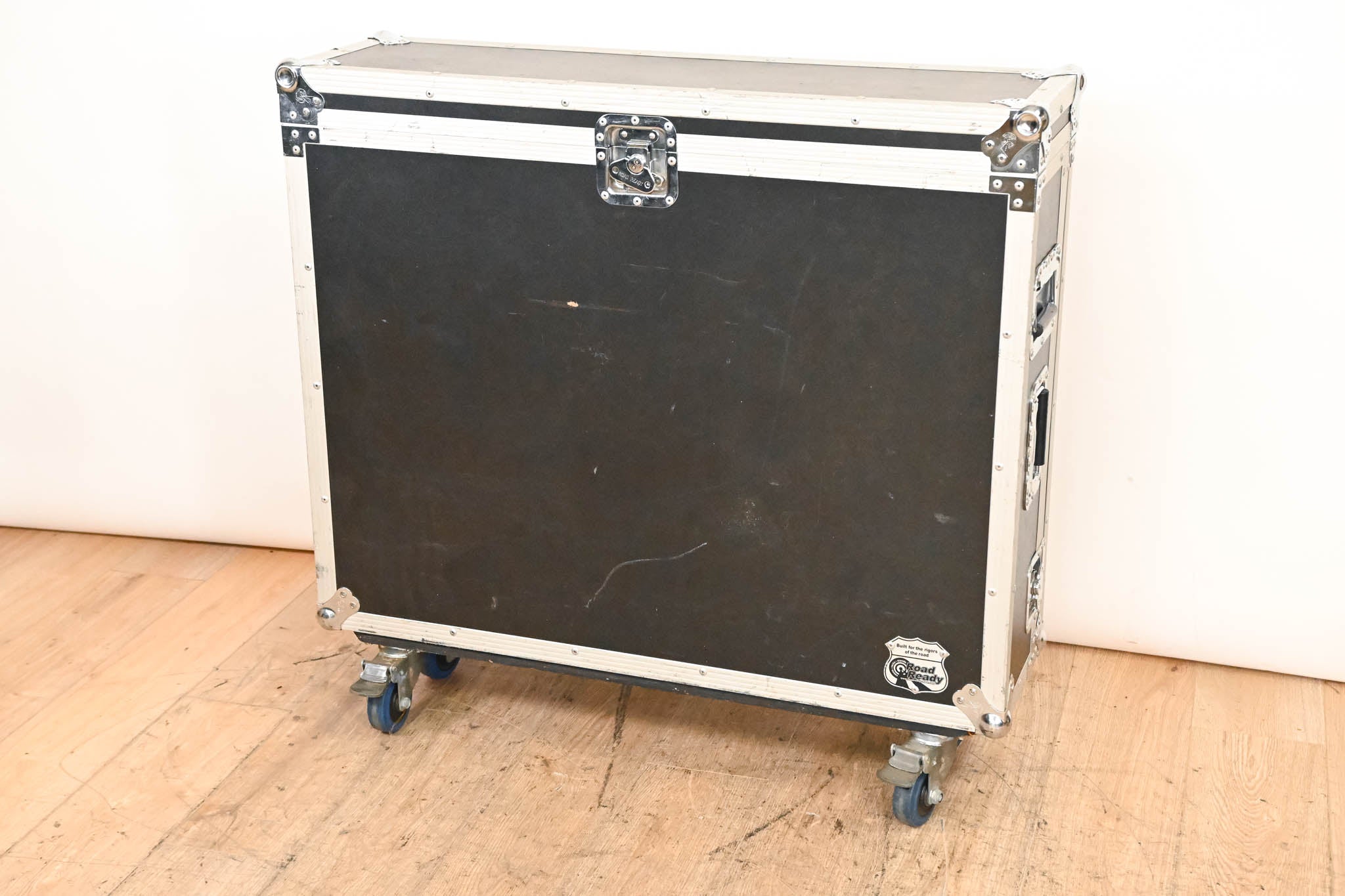 Yamaha LS9-32 32-Channel Digital Mixing Console with Road Case