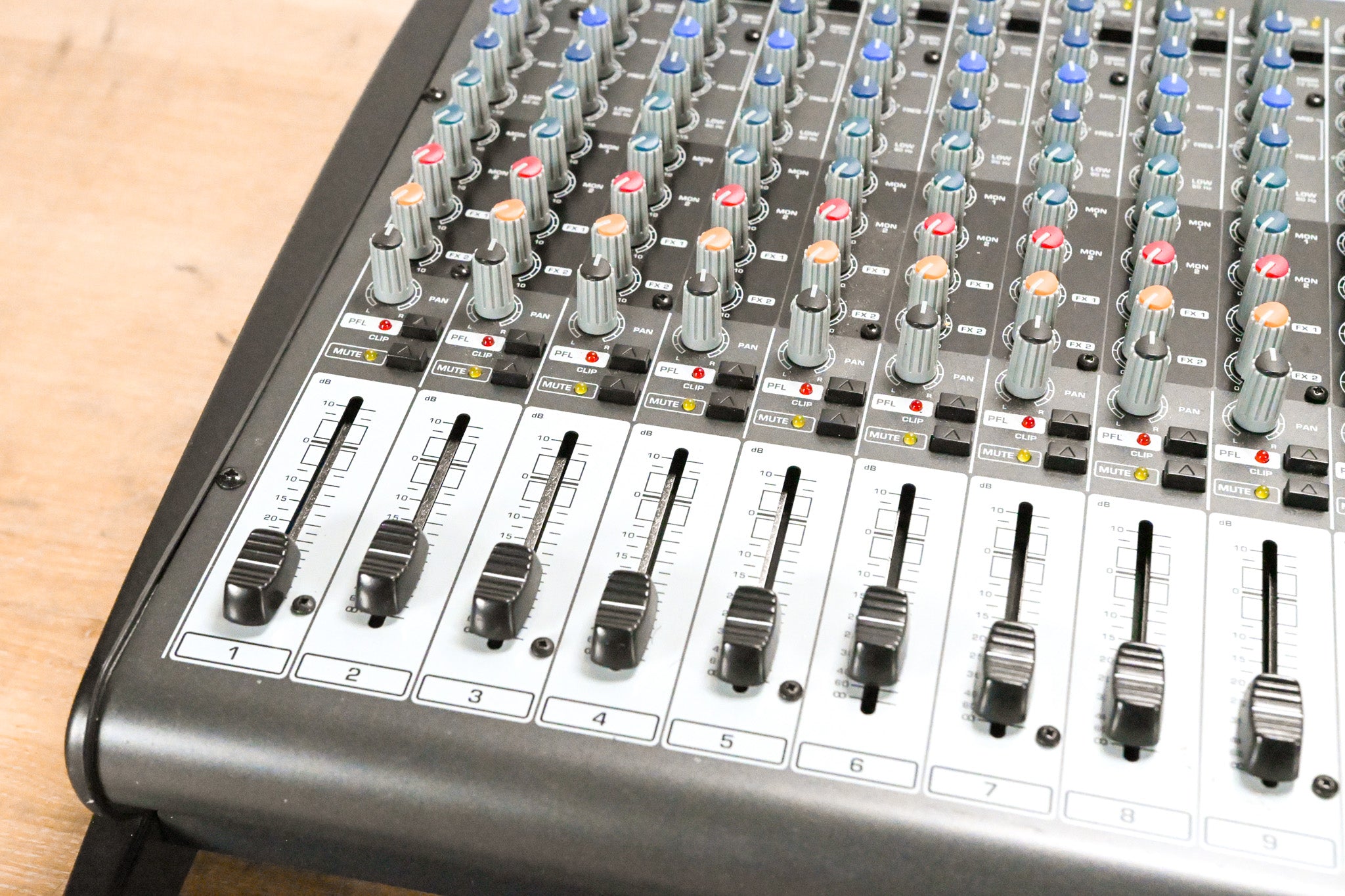 Behringer EuroPower PMP5000 1200W 20-Channel Powered Mixer