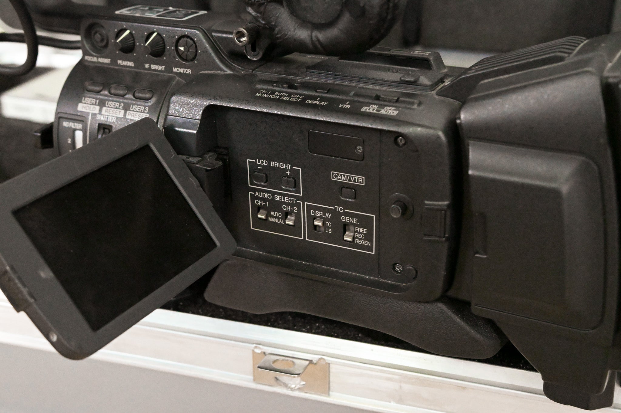 JVC GY-HD200U 1/3" 3-CCD Professional HDV Camcorder
