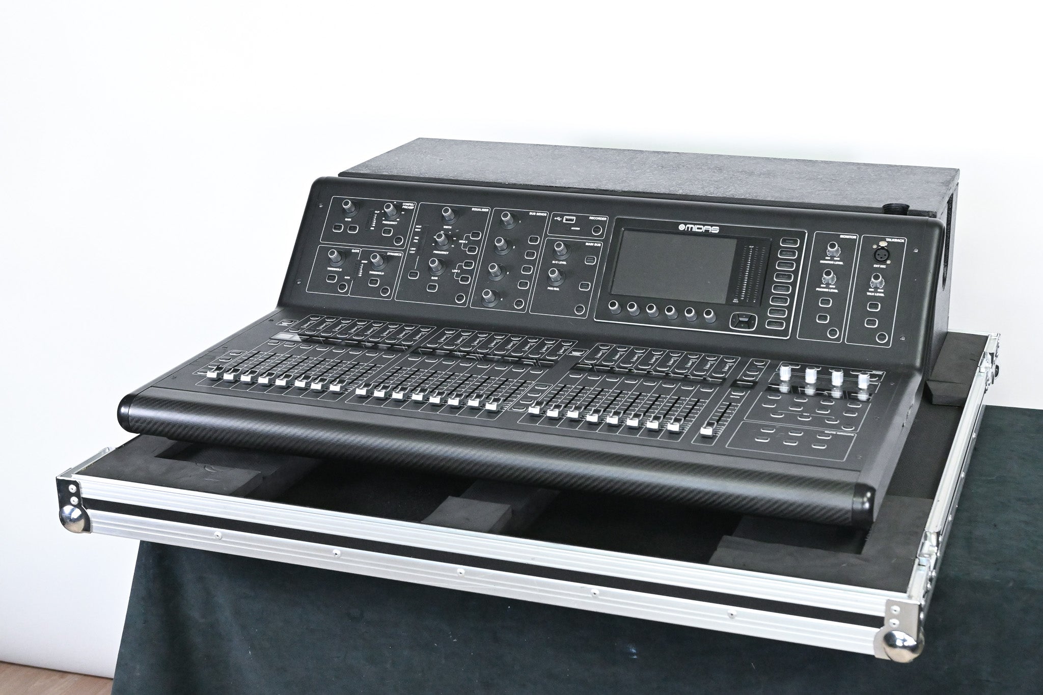 Midas M32 40-Channel Digital Audio Console with Road Case