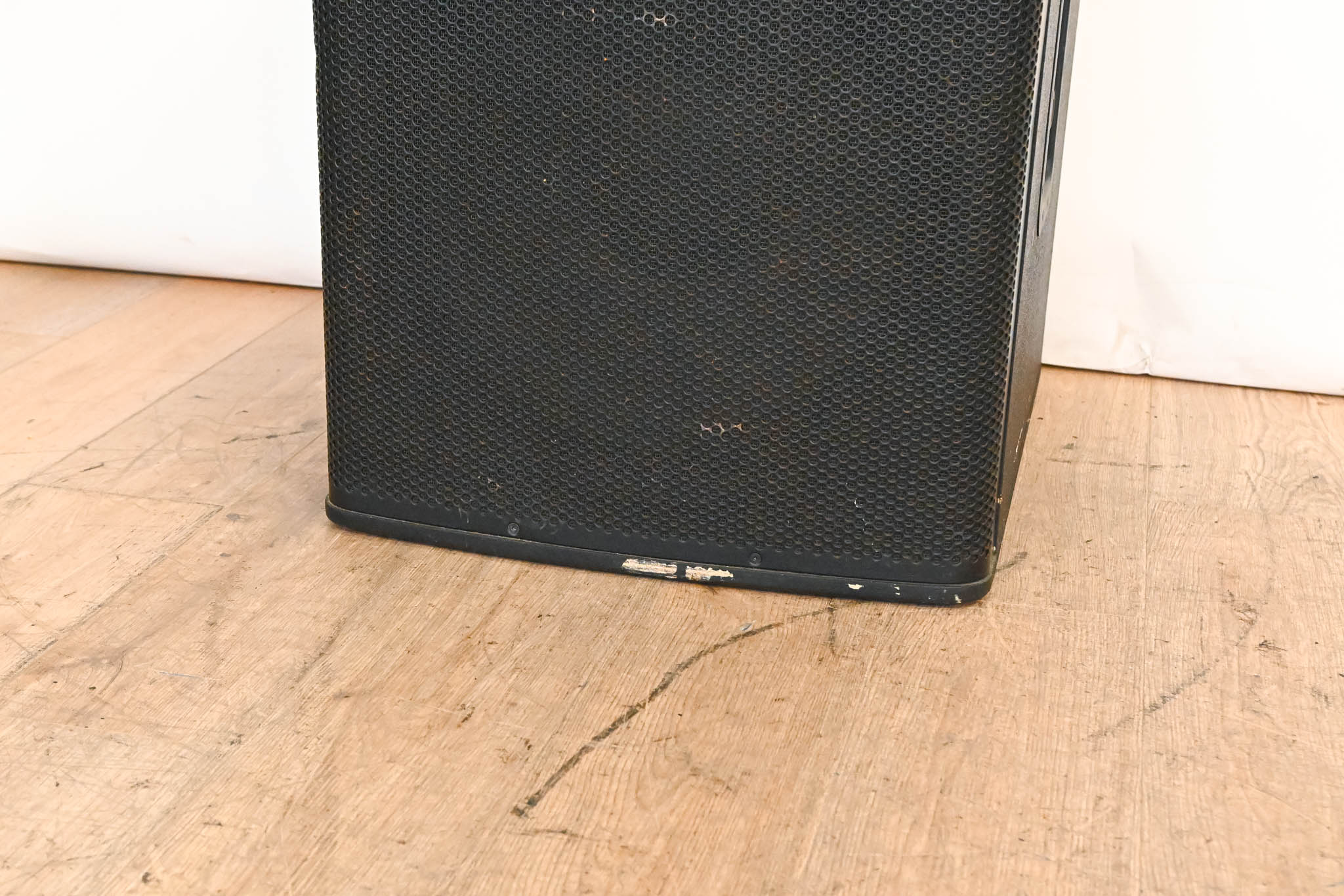 Electro-Voice (EV) ELX118P 700W 18" Powered Subwoofer