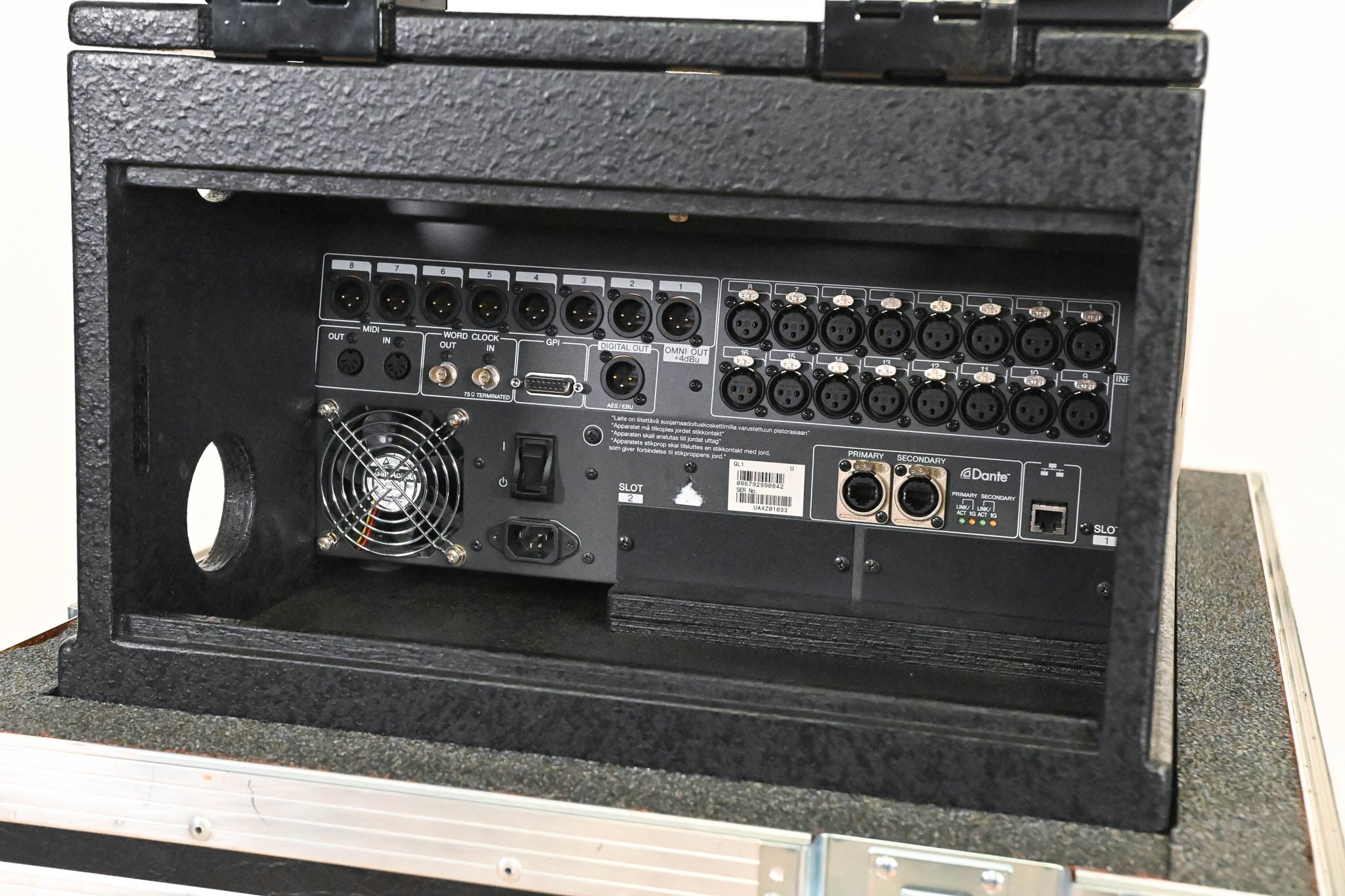 Yamaha QL1 16-Input / 8-Output Digital Mixing Console w/ Road Case