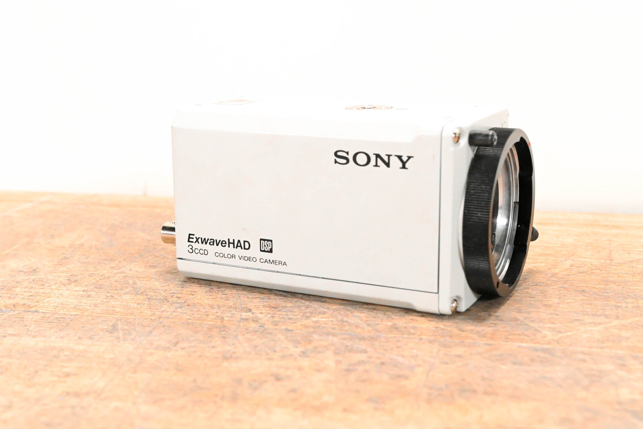 Sony DXC-990 1/2-Inch 3-CCD Color Video Camera