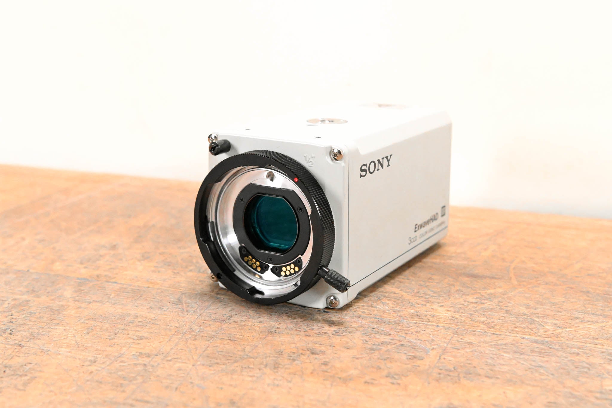Sony DXC-990 1/2-Inch 3-CCD Color Video Camera