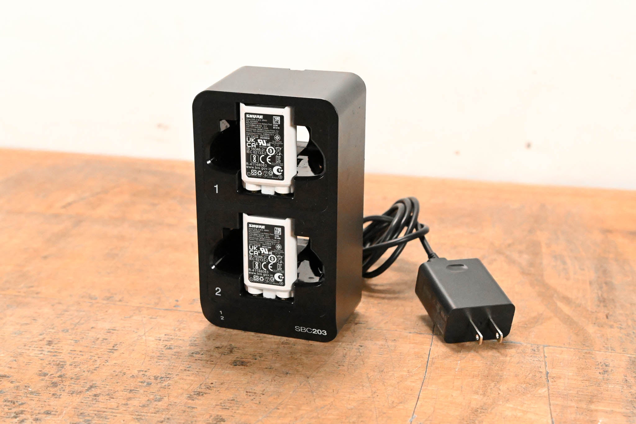 Shure SBC203 Dual-Docking Recharging Station with two SB903 Batteries
