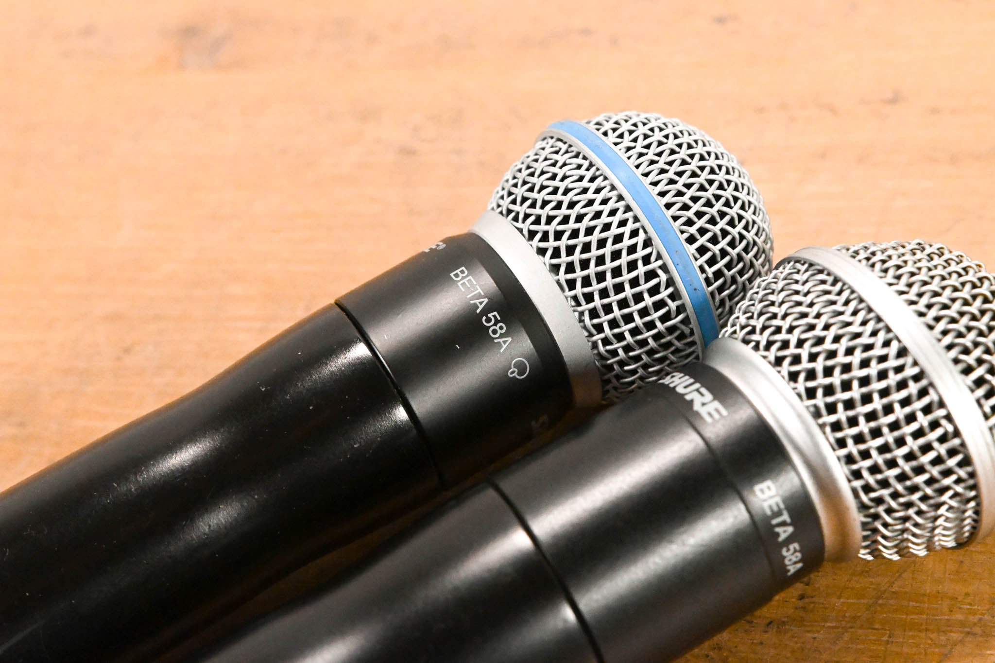Shure UR4D+ Dual Wireless Receiver with UR2/BETA58A Mic Pair - J5 Band
