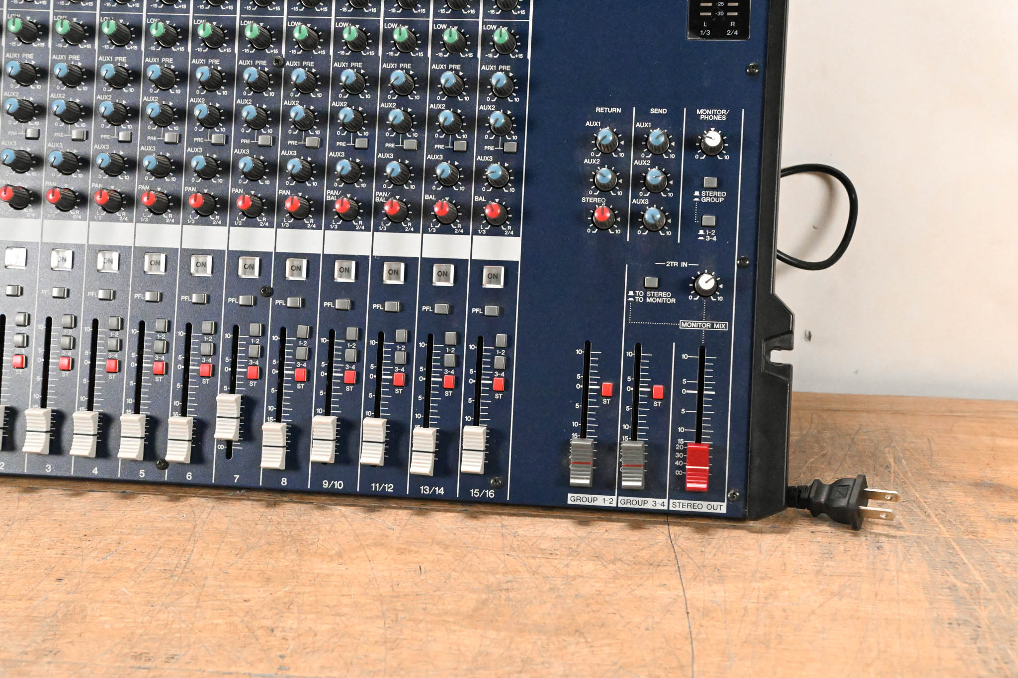 Yamaha MG166C 16-Channel Mixing Console