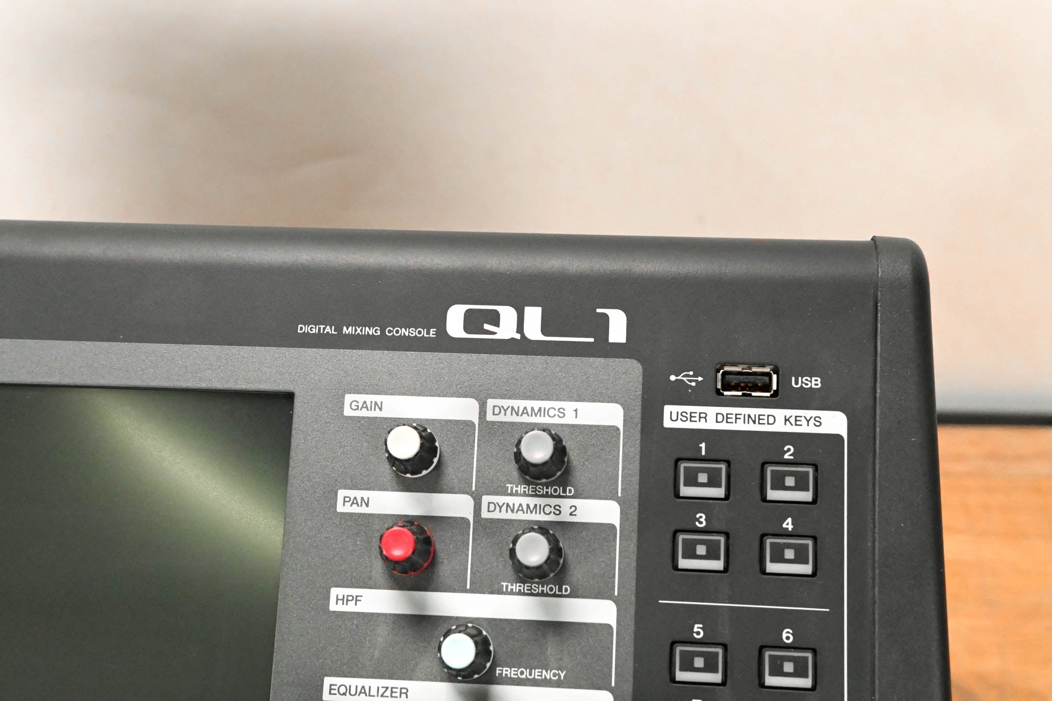 Yamaha QL1 16-Input / 8-Output Digital Mixing Console