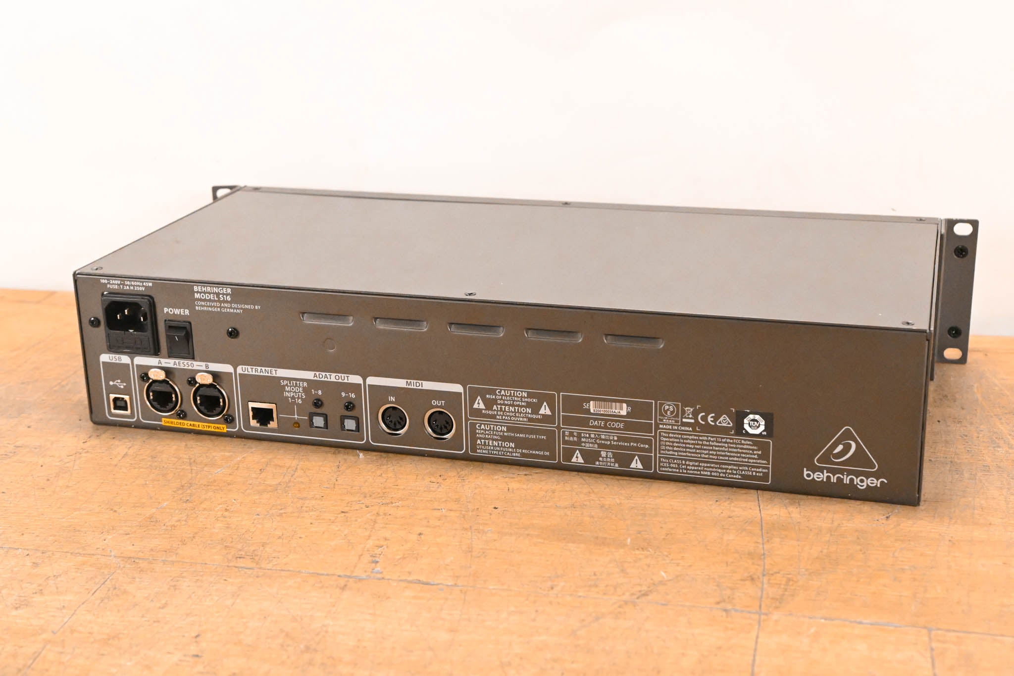 Behringer S16 16 x 8 Digital Stage Box