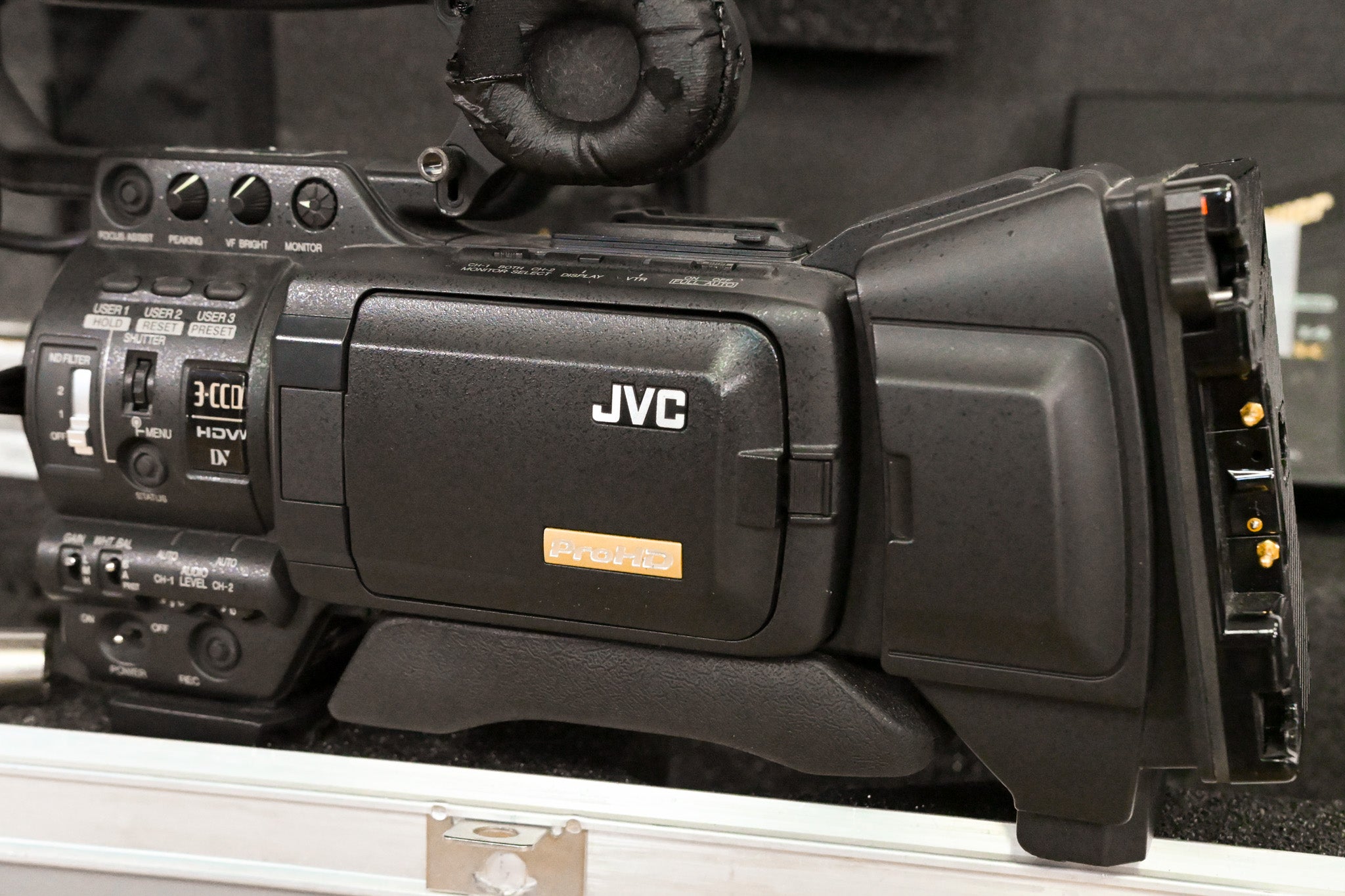 JVC GY-HD200U 1/3" 3-CCD Professional HDV Camcorder