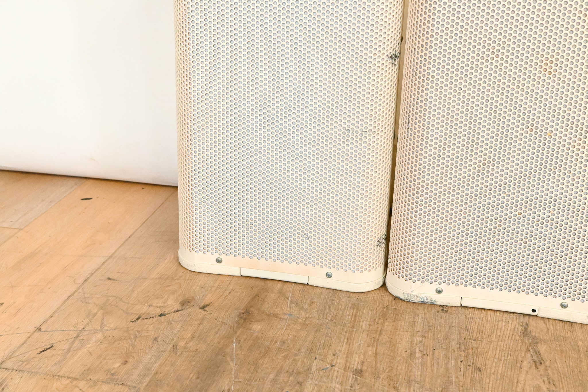 QSC AP-5102 2-Way Acoustic Performance Loudspeaker - White  (PAIR)