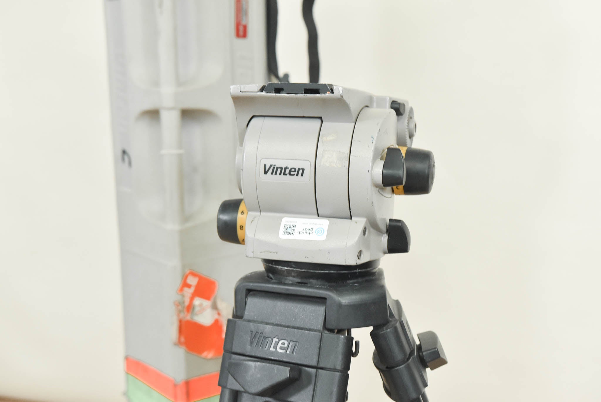 Vinten Vision 100 Fluid Head w/ Aluminum Tripod