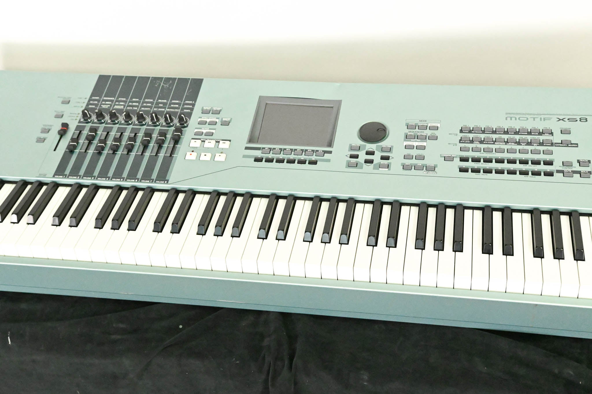 Yamaha Motif XS8 88-Key Synthesizer Keyboard Workstation
