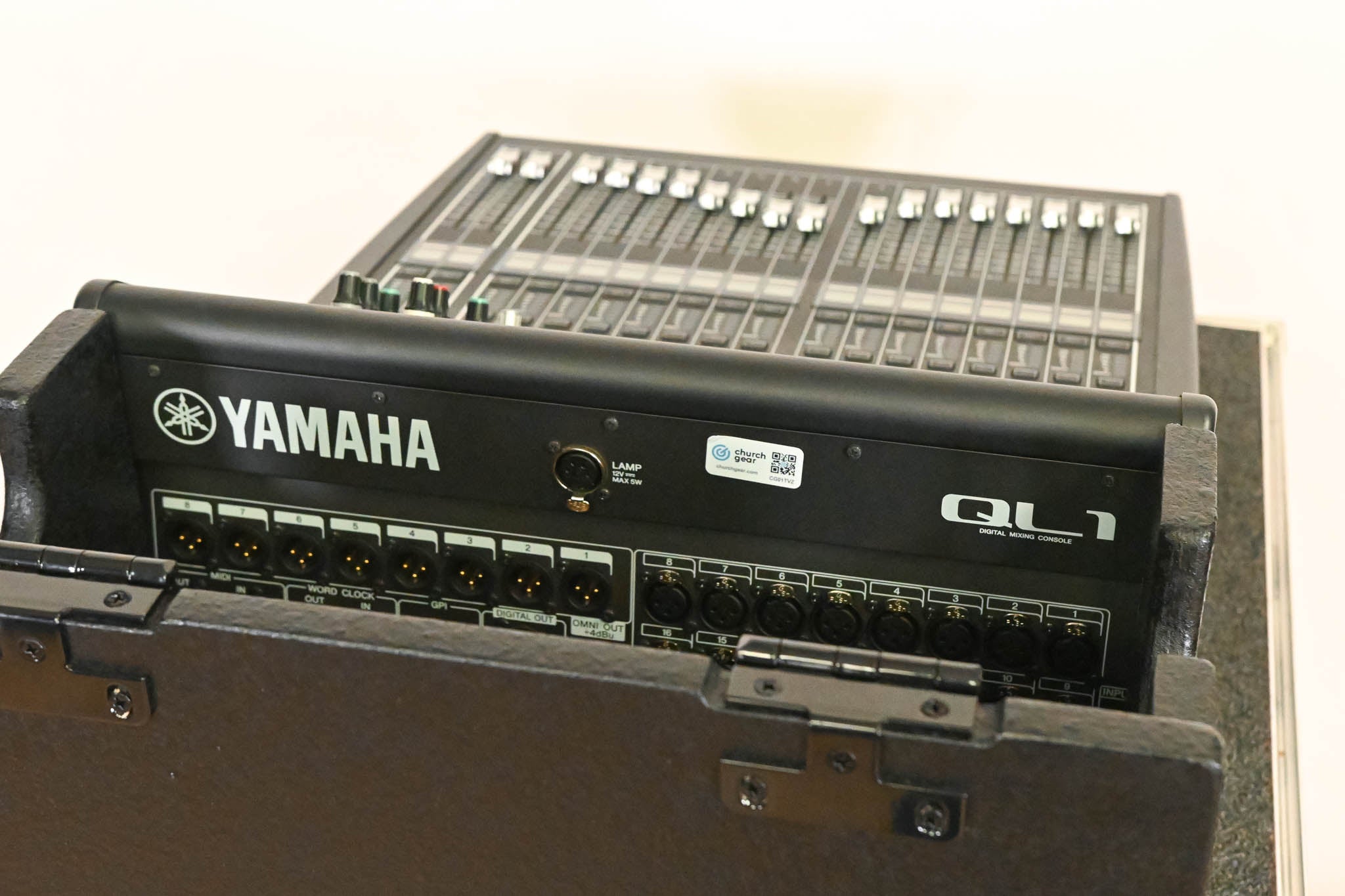Yamaha QL1 16-Input / 8-Output Digital Mixing Console w/ Road Case