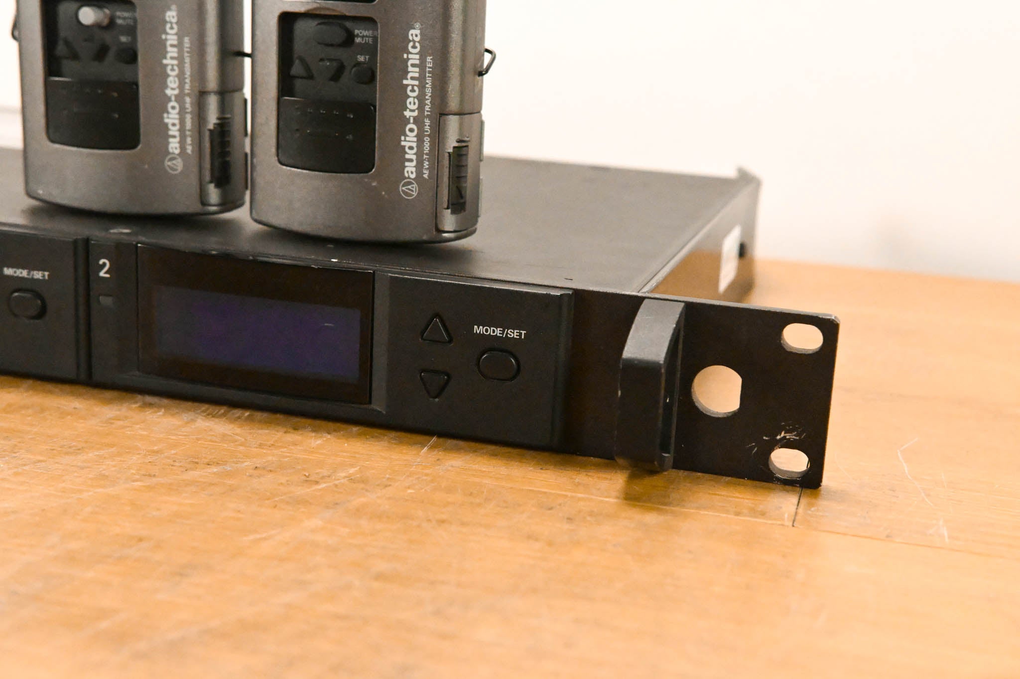 audio-technica AEW-R5200本体　トランスミッター2台セット Audio-Technica AEW-R5200 Receiver w/ two AEW-T1000 Bodypacks: 541