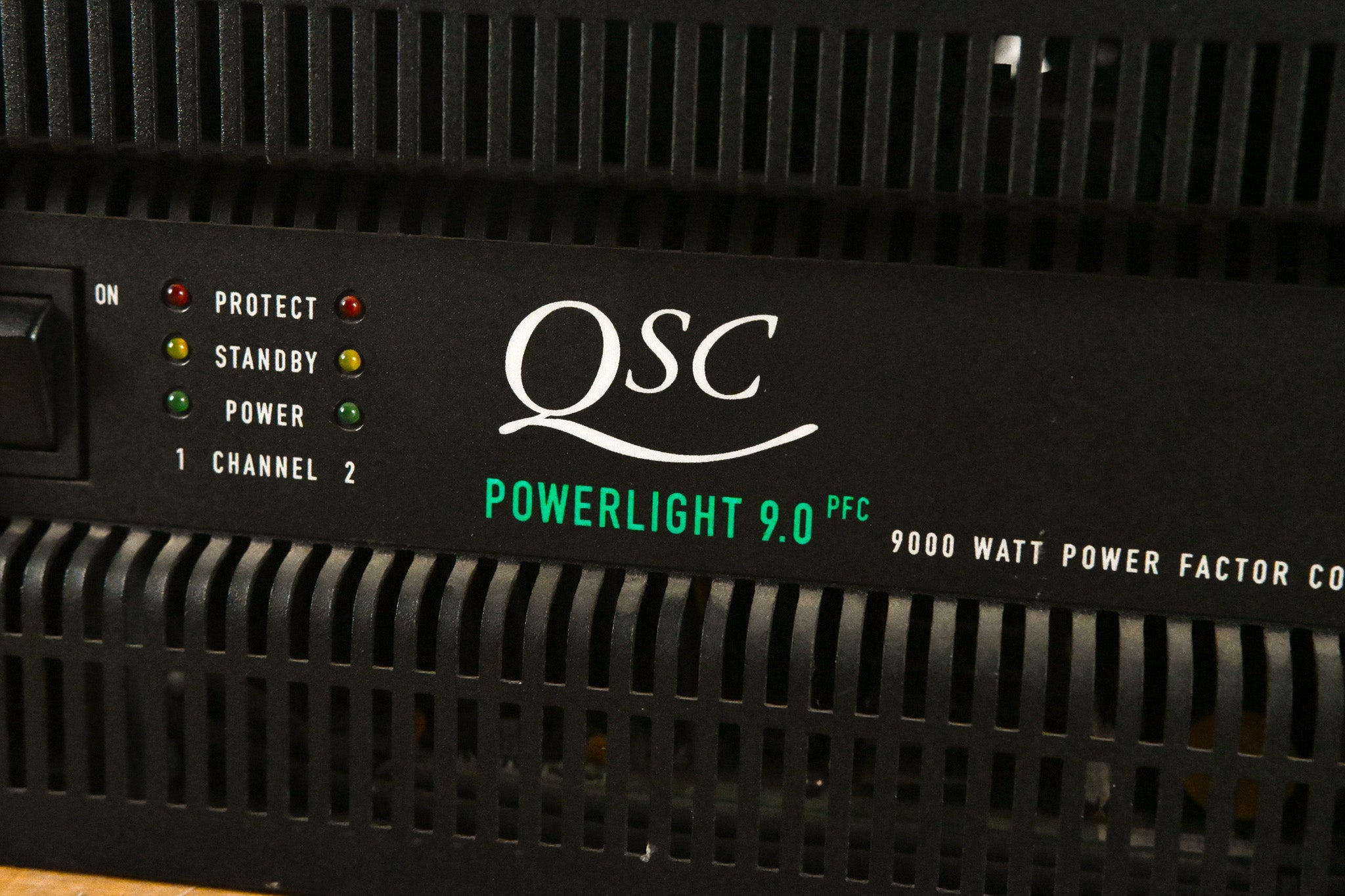 QSC PowerLight 9.0 PFC Power Factor Corrected 2-Channel Power Amplifier
