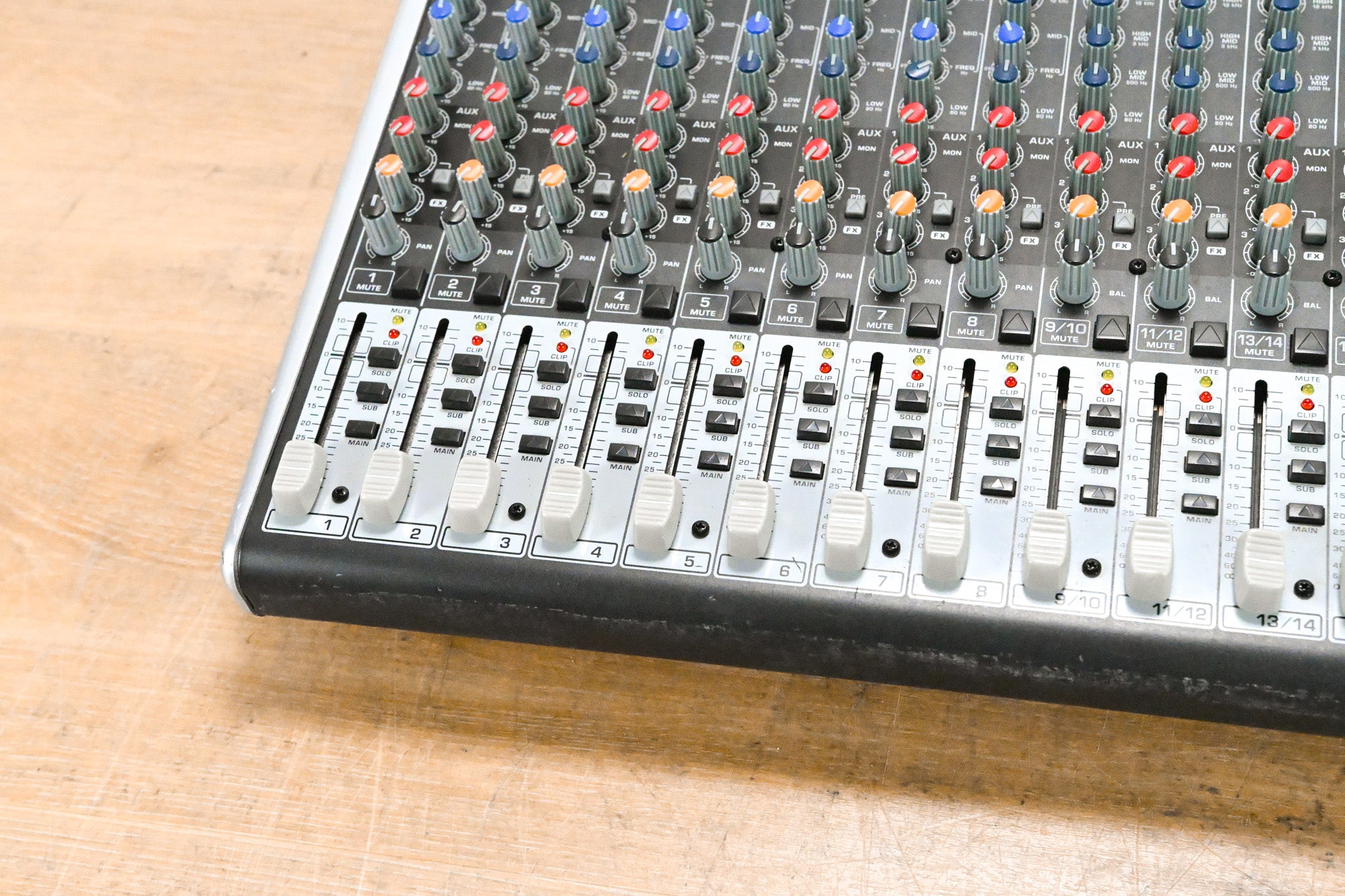 Behringer Xenyx X2222USB 22-Input 2/2-Bus Mixer with USB and Effects