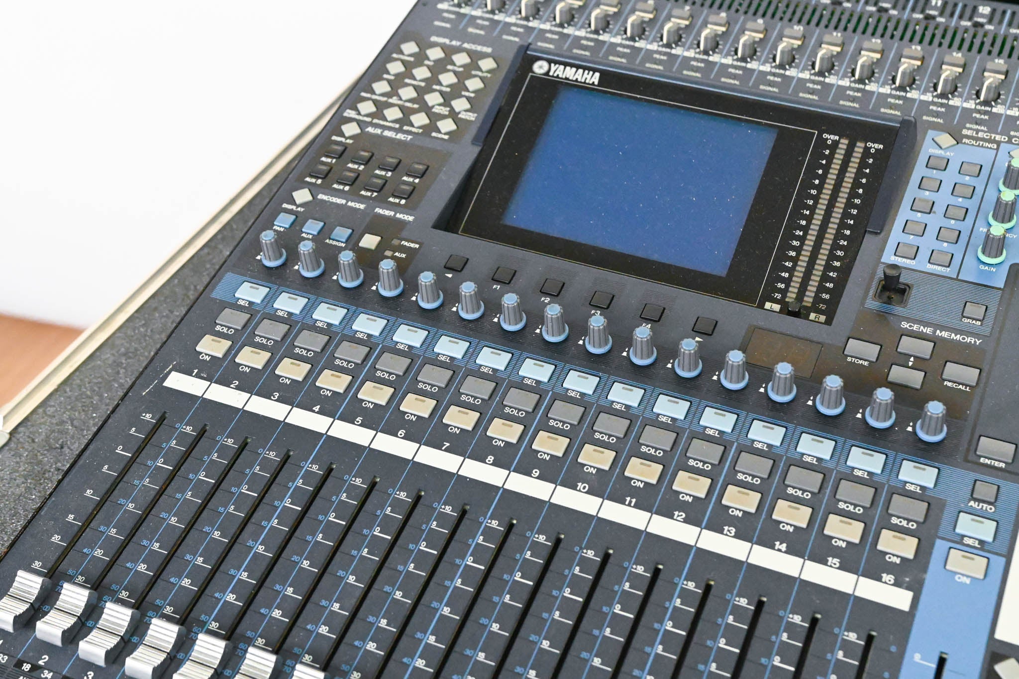 Yamaha DM1000 48-Channel Digital Audio Mixing Console w/ Road Case