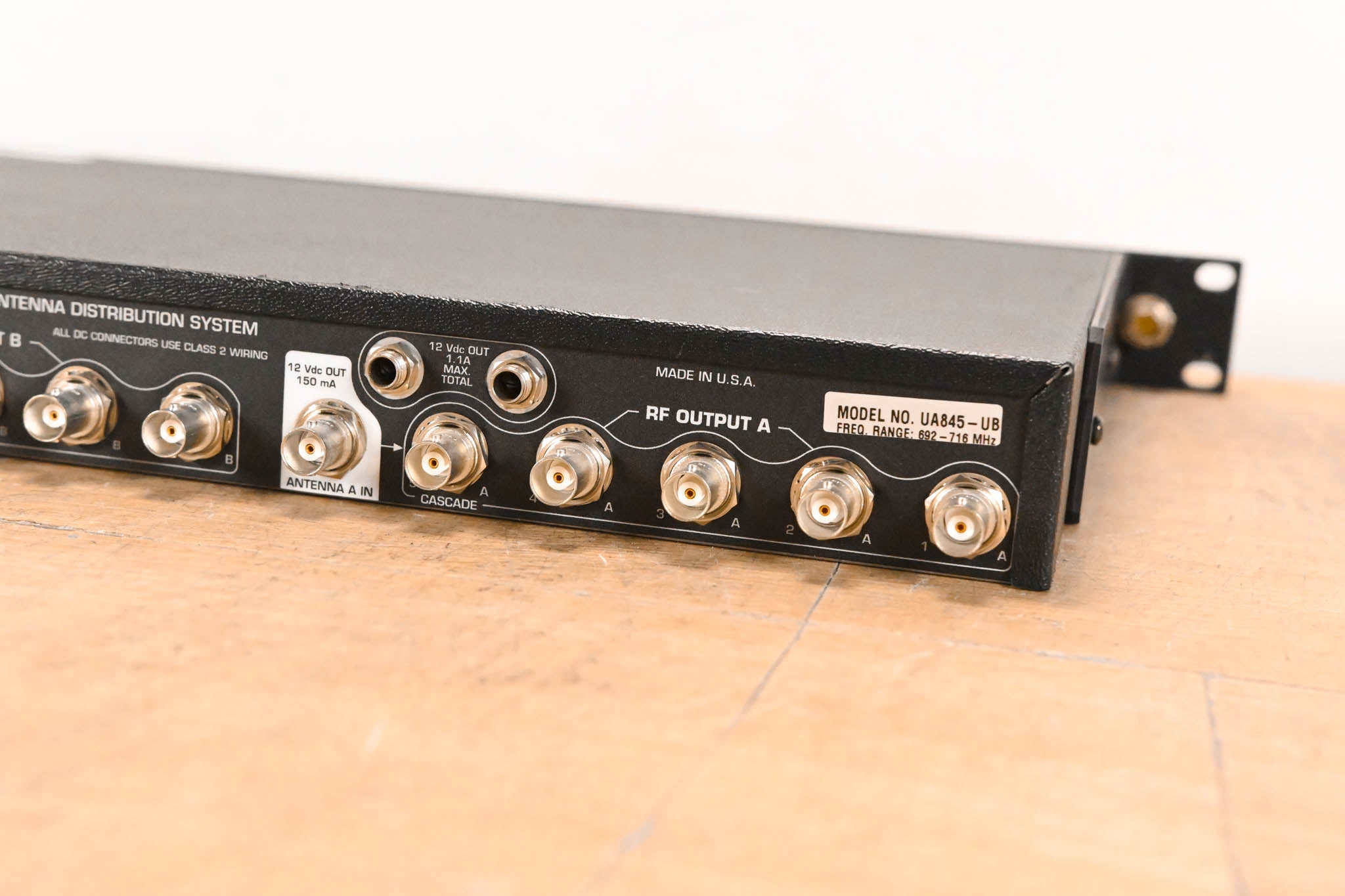 Shure UA845-UB UHF Antenna Distribution System - 692-716 MHz