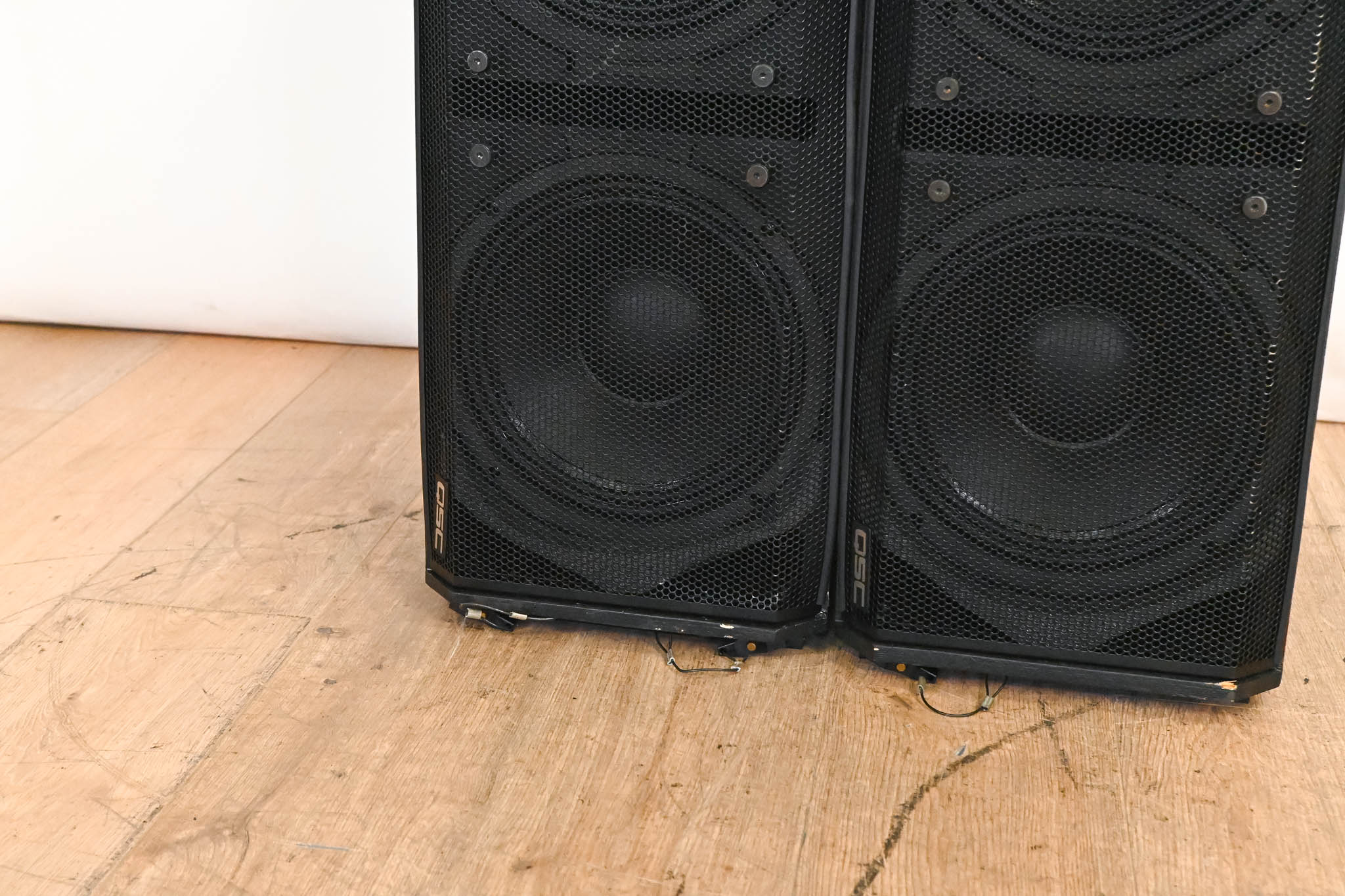 QSC WideLine-10 Dual 10-Inch Wide Line Array Speaker (PAIR)