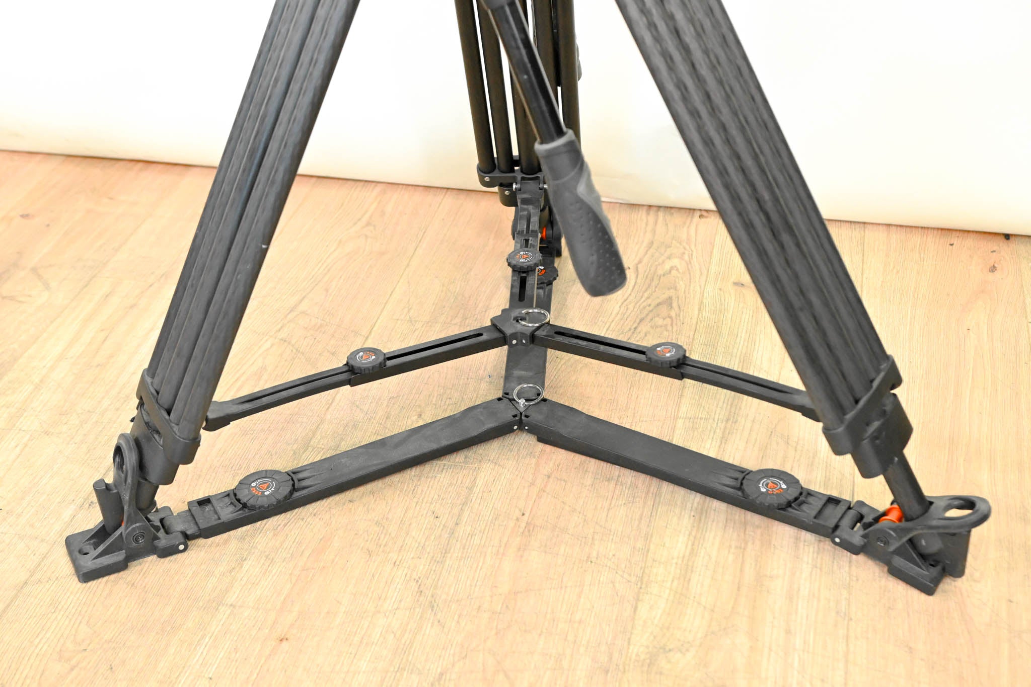 E-Image GH15 Fluid Head with GC102 2-Stage Carbon Fiber Tripod