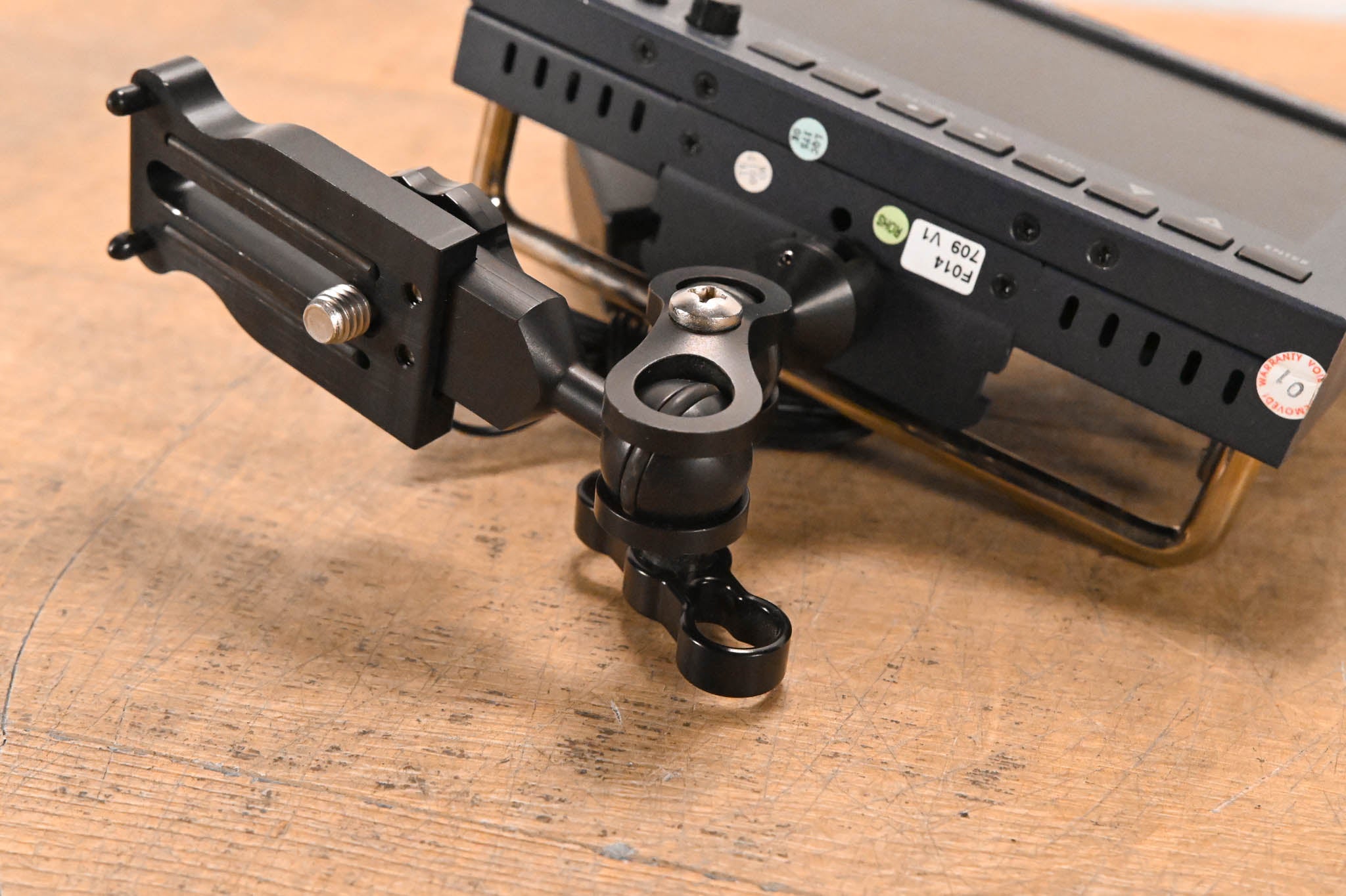 Datavideo TLM-700HD 7" HD/SD TFT LCD Monitor w/ V-Mount Battery Adapter