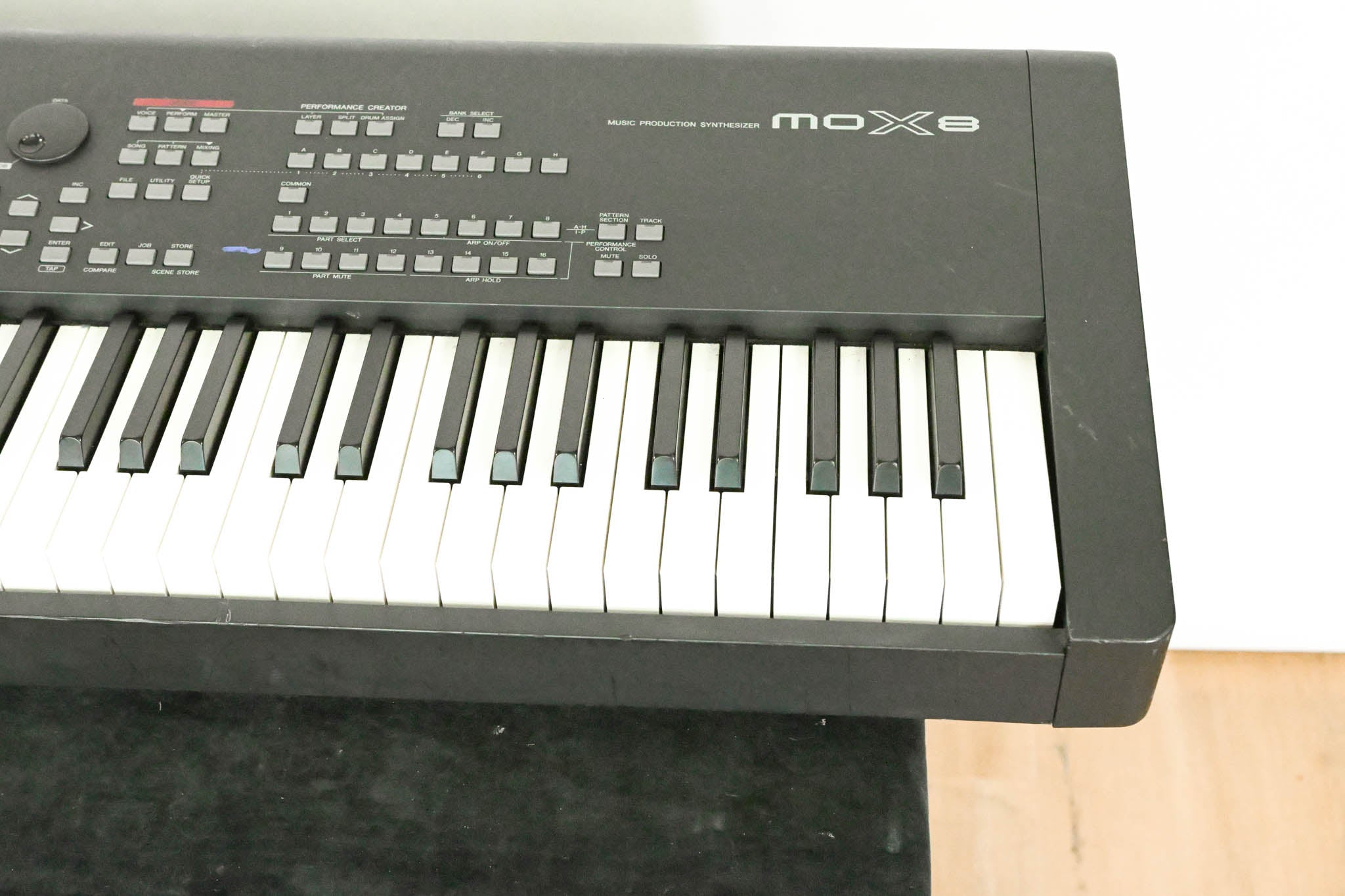 Yamaha MOX8 88-Key Synthesizer Workstation (NO POWER SUPPLY)