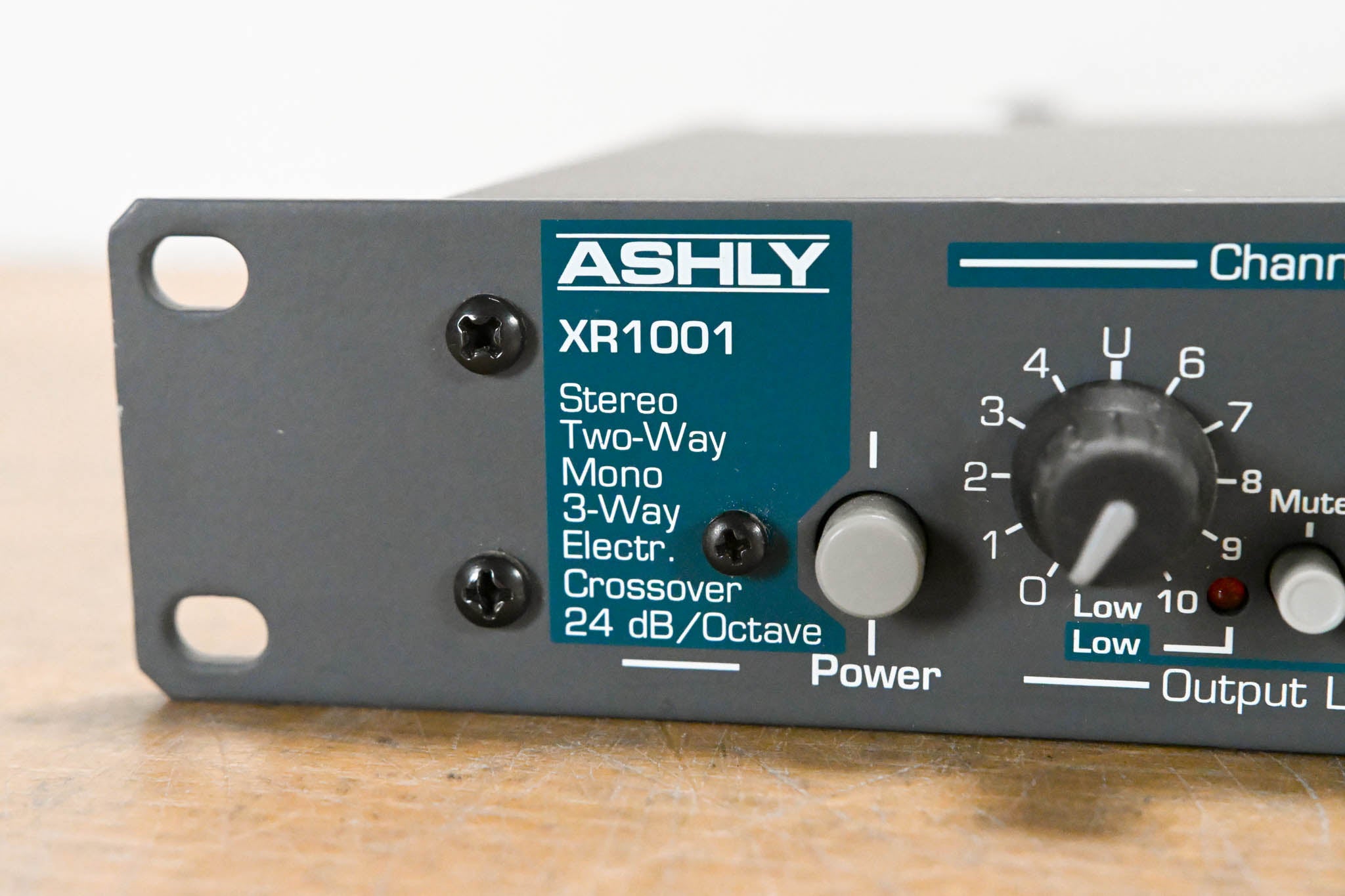 Ashly XR-1001 Stereo 2-Way, Mono 3-Way Crossover