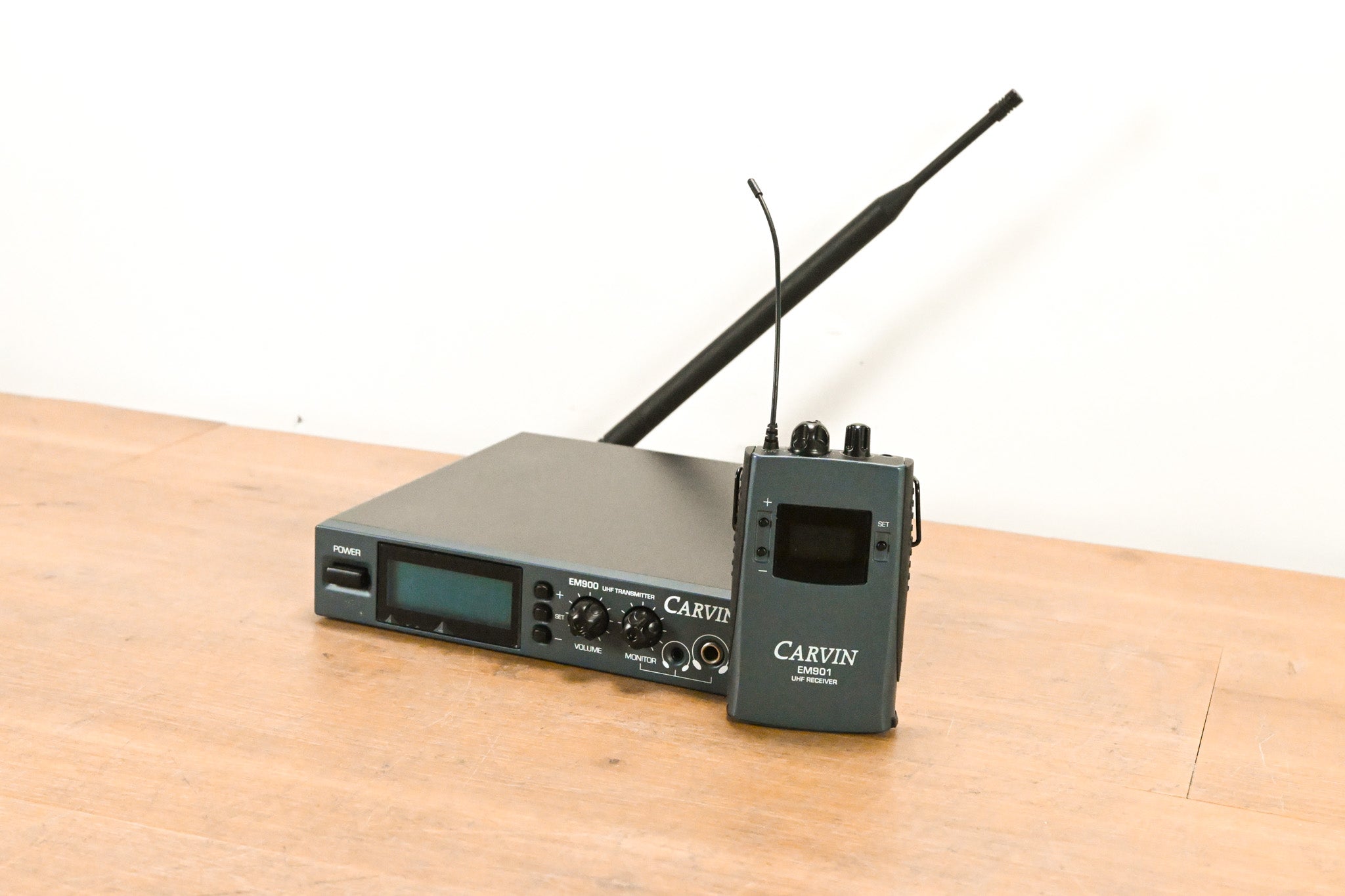 Carvin EM900 Wireless IEM System with EM901 Bodypack - 518-542 MHz