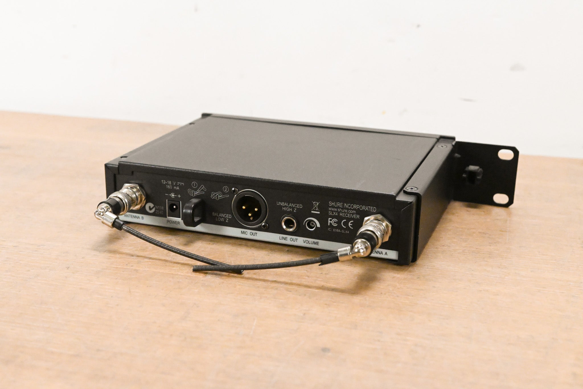 Shure SLX4 Wireless Receiver - L4 Band: 638-662 MHz (NO POWER SUPPLY)