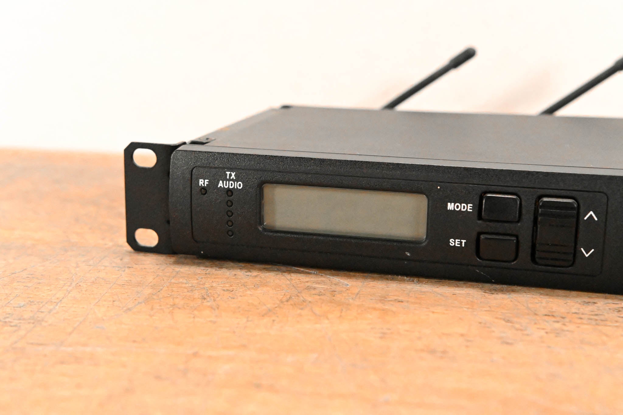 Shure ULXS4 Wireless Receiver - M1 Band: 662-698 MHz (NO POWER SUPPLY)