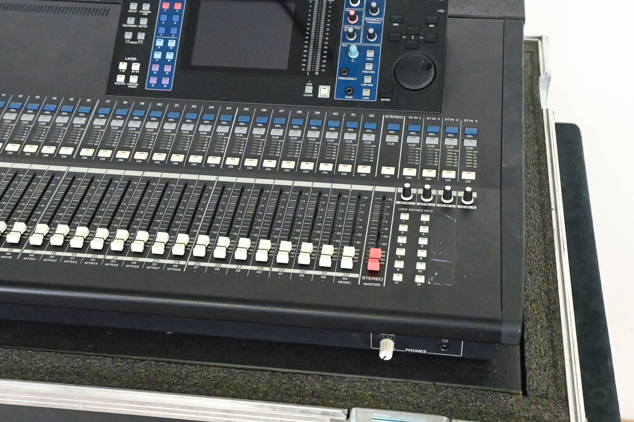 Yamaha LS9-32 32-Input Digital Mixing Console with Road Case
