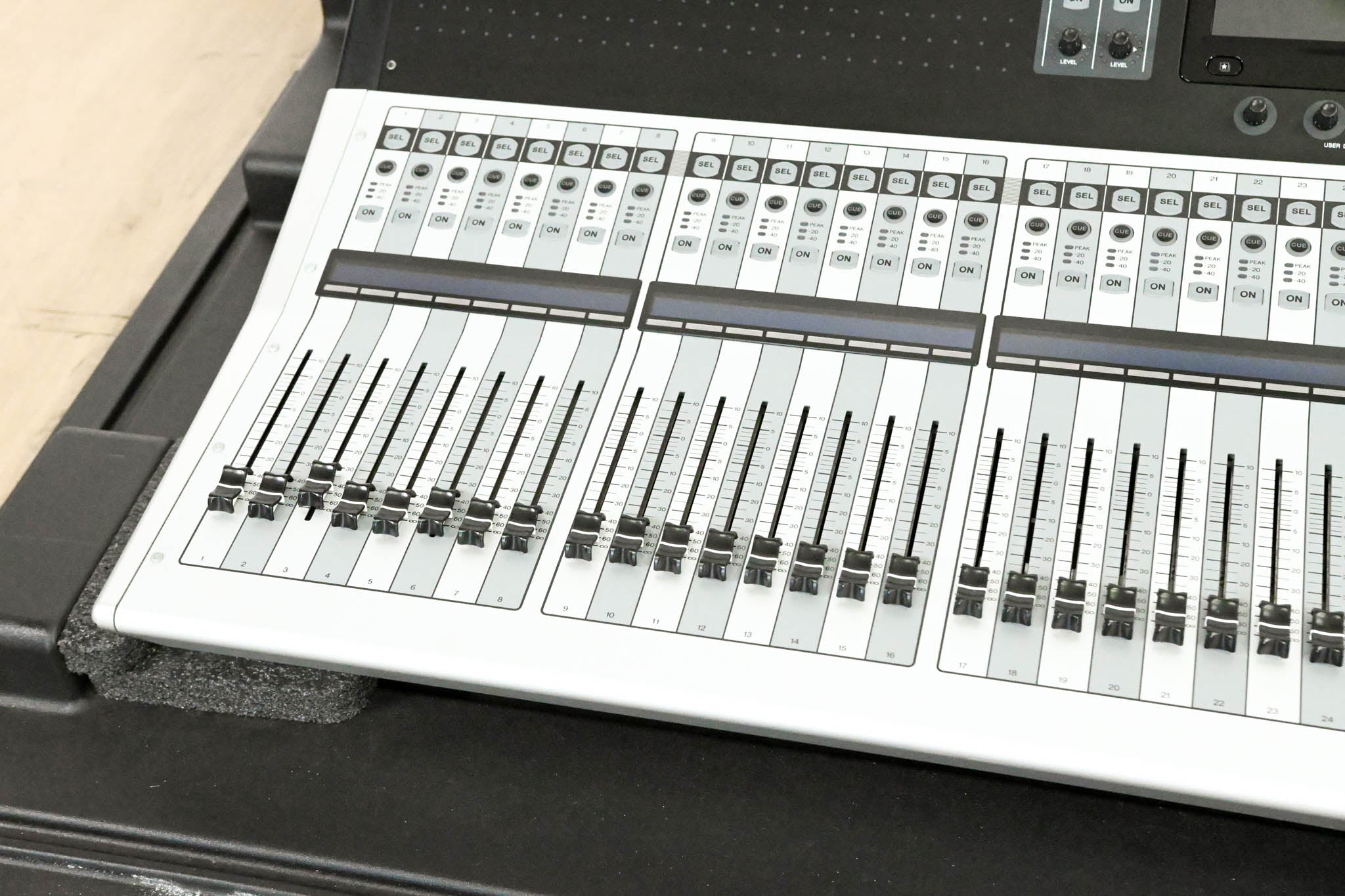 Yamaha TF5 32-Input Digital Mixing Console with Road Case