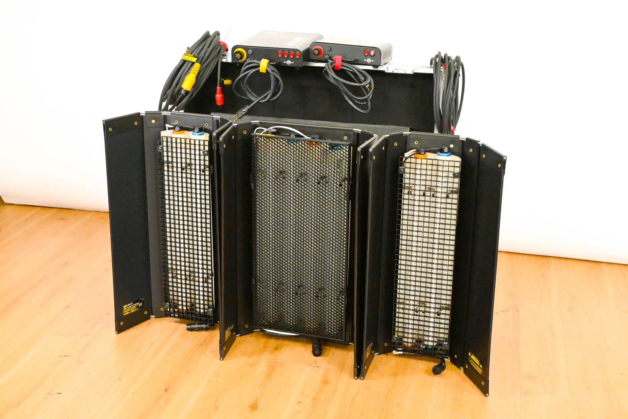 Kino Flo KIT-3NT-120U 2' 4Bank 3-Light Interview Kit w/ 12 Lamps & Case