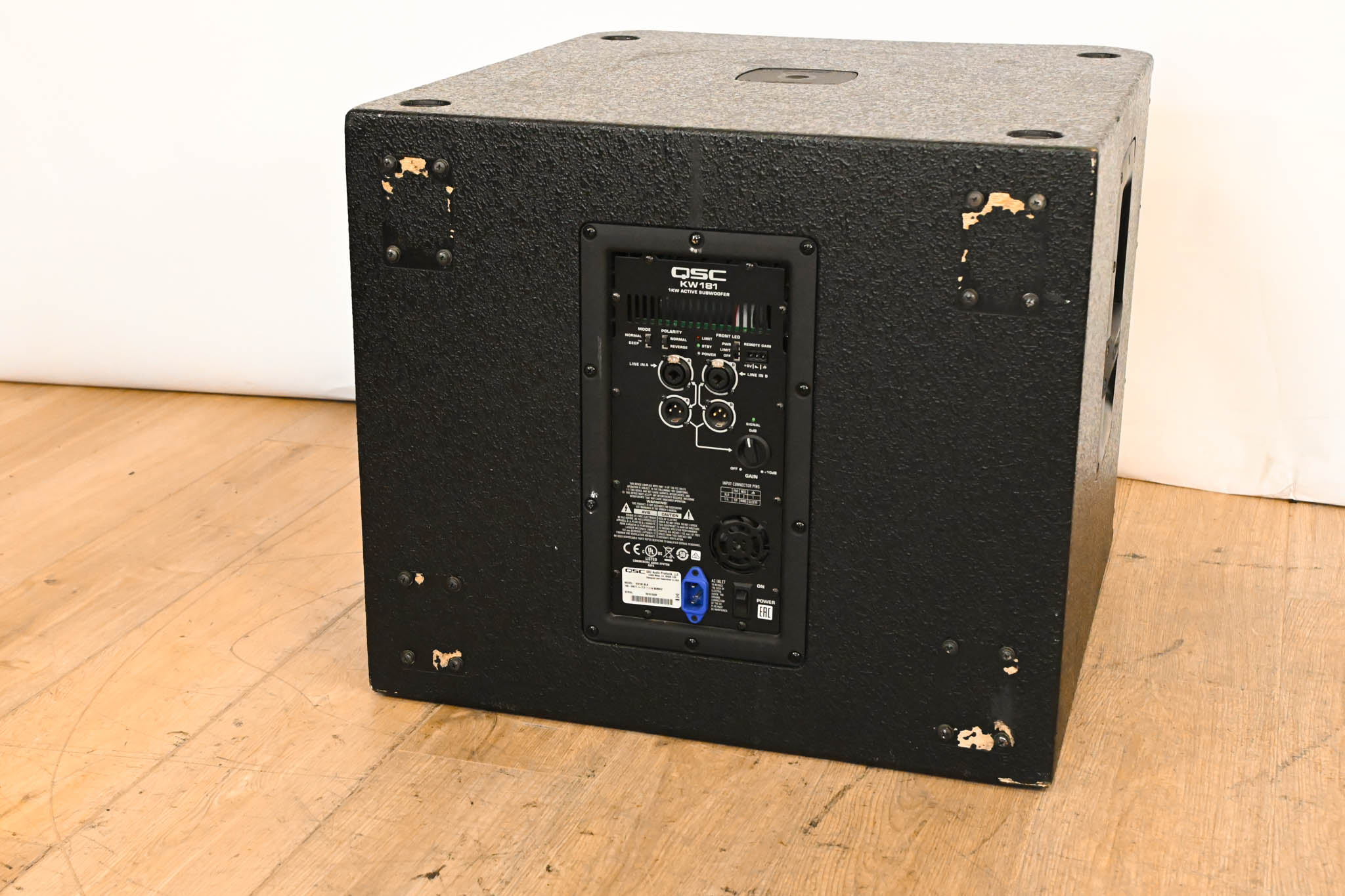 QSC KW181 1000W 18" Powered Subwoofer