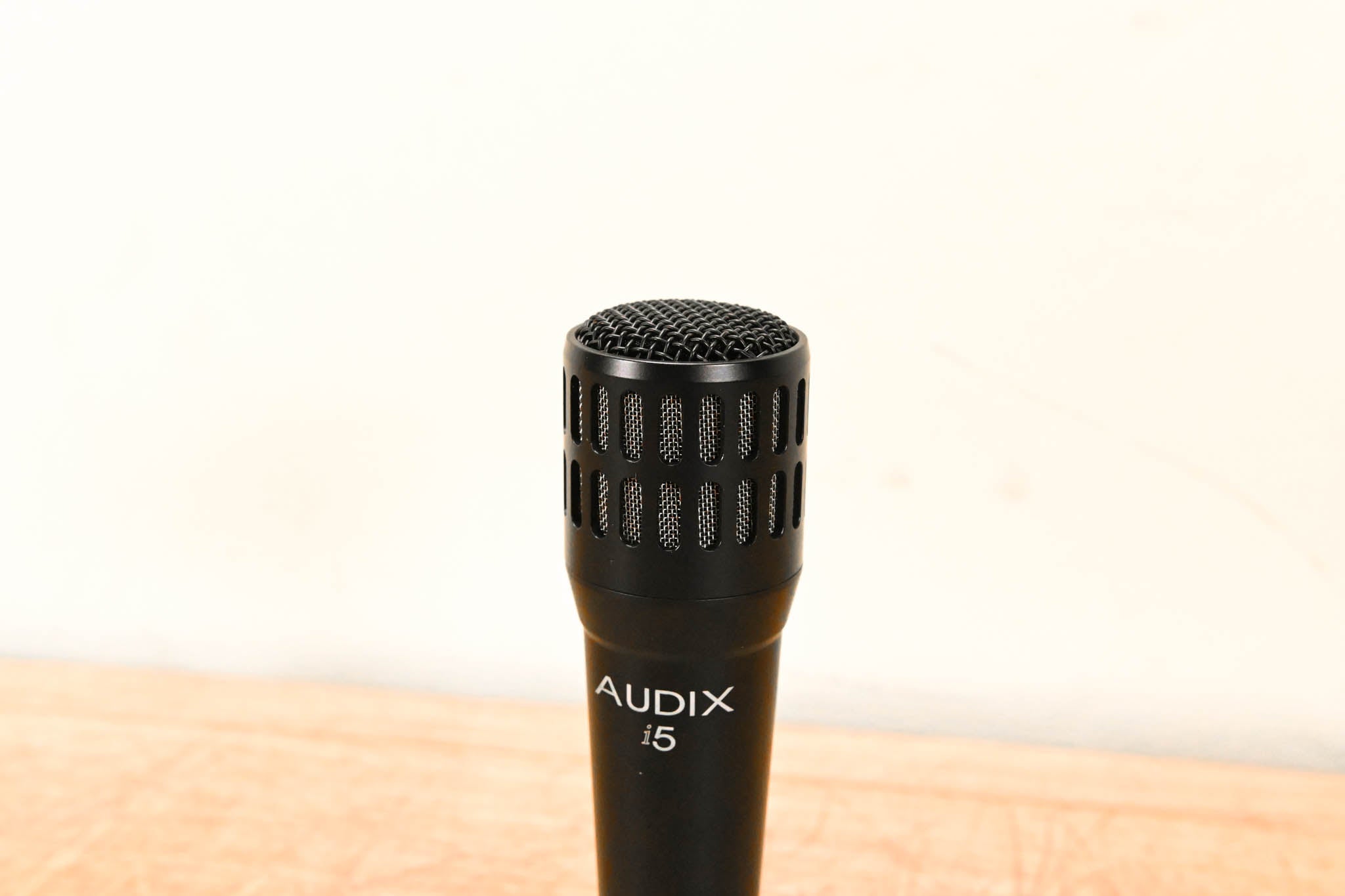 Audix i5 Cardioid Dynamic Instrument Microphone w/ CabGrabber Mic Clamp