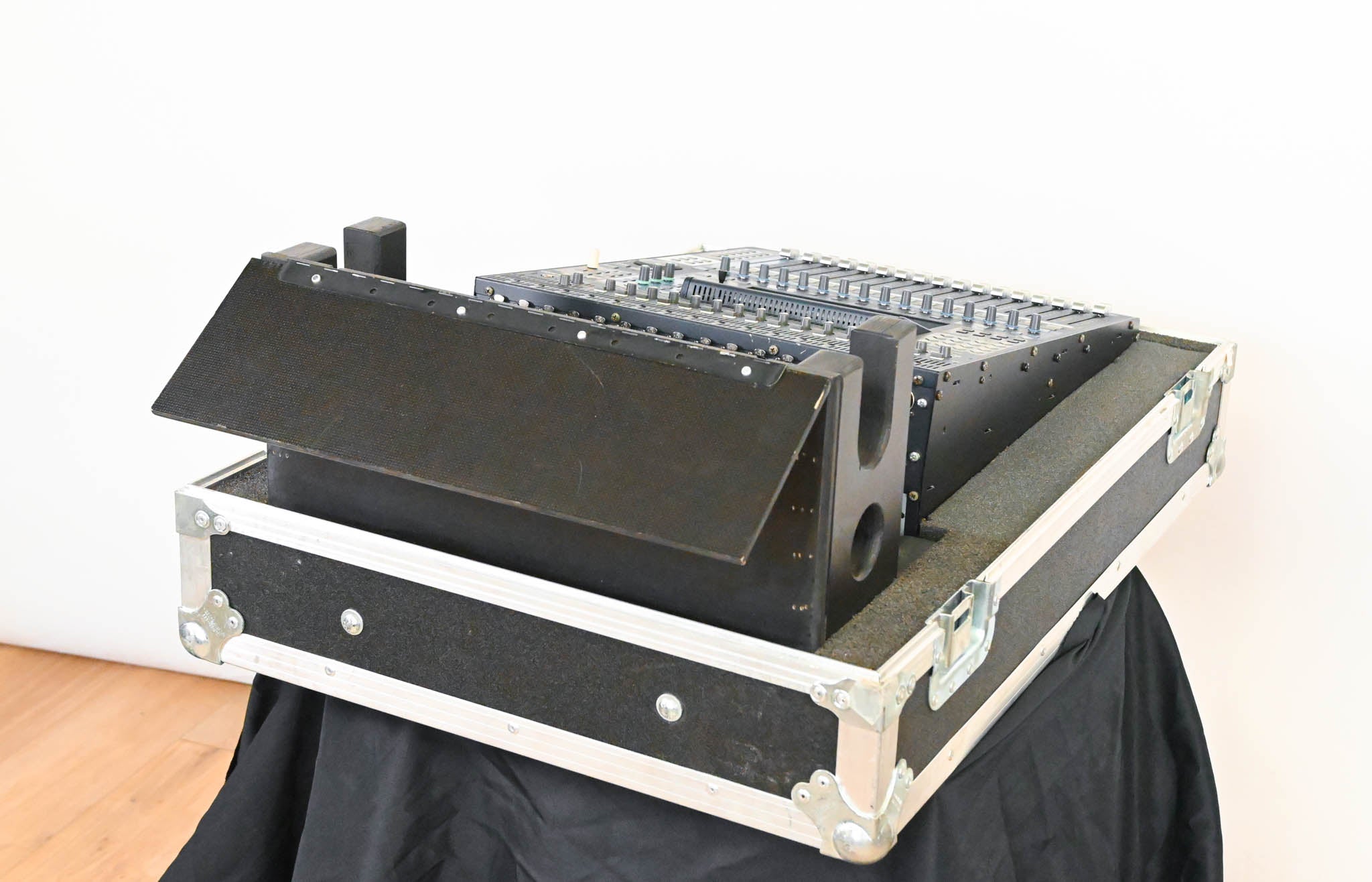 Yamaha DM1000 48-Channel Digital Audio Mixing Console w/ Road Case