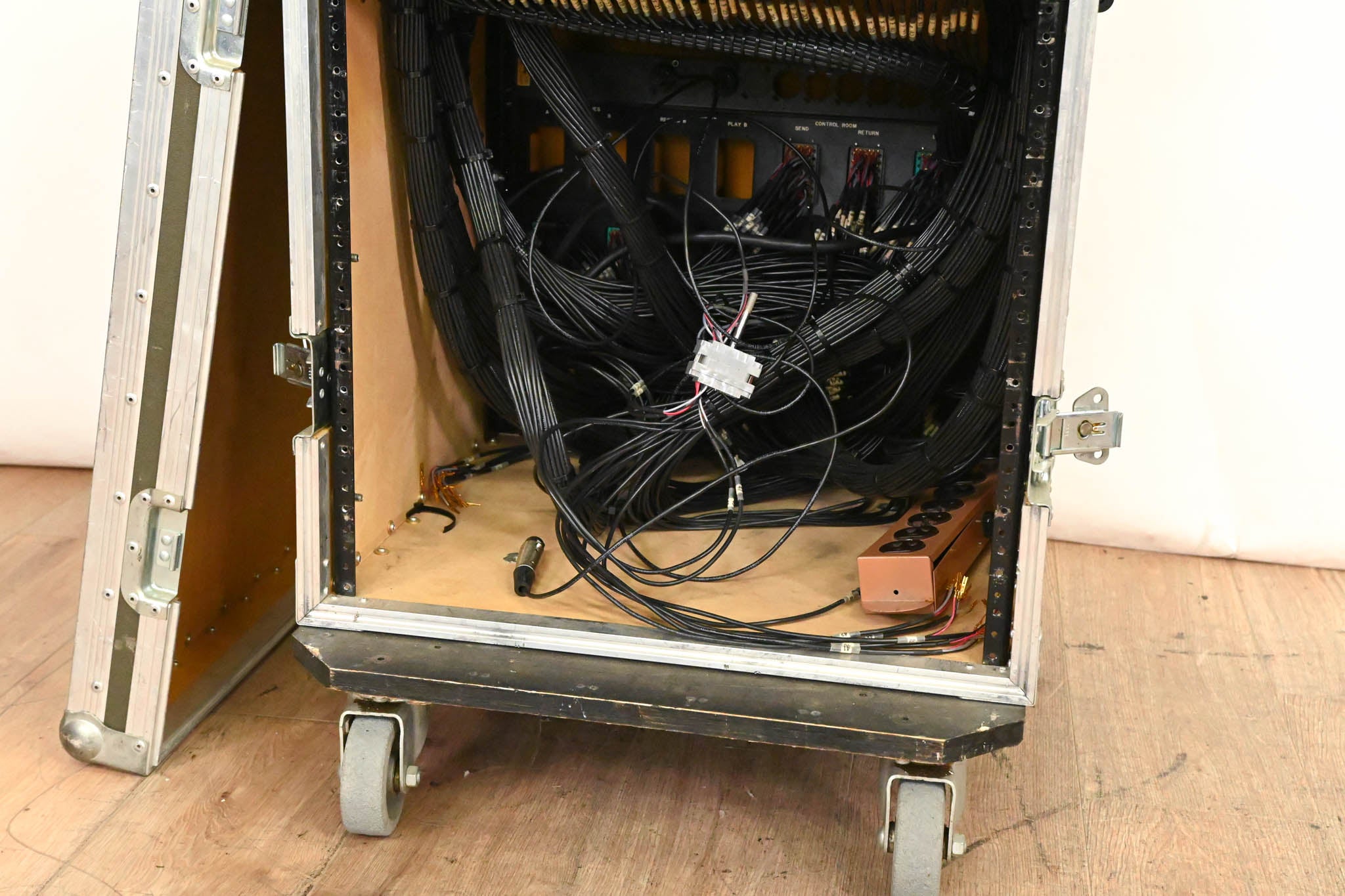 ADC 5x 96-Point TT Patchbay Rack w/ Elco I/O – 16U Rolling Case