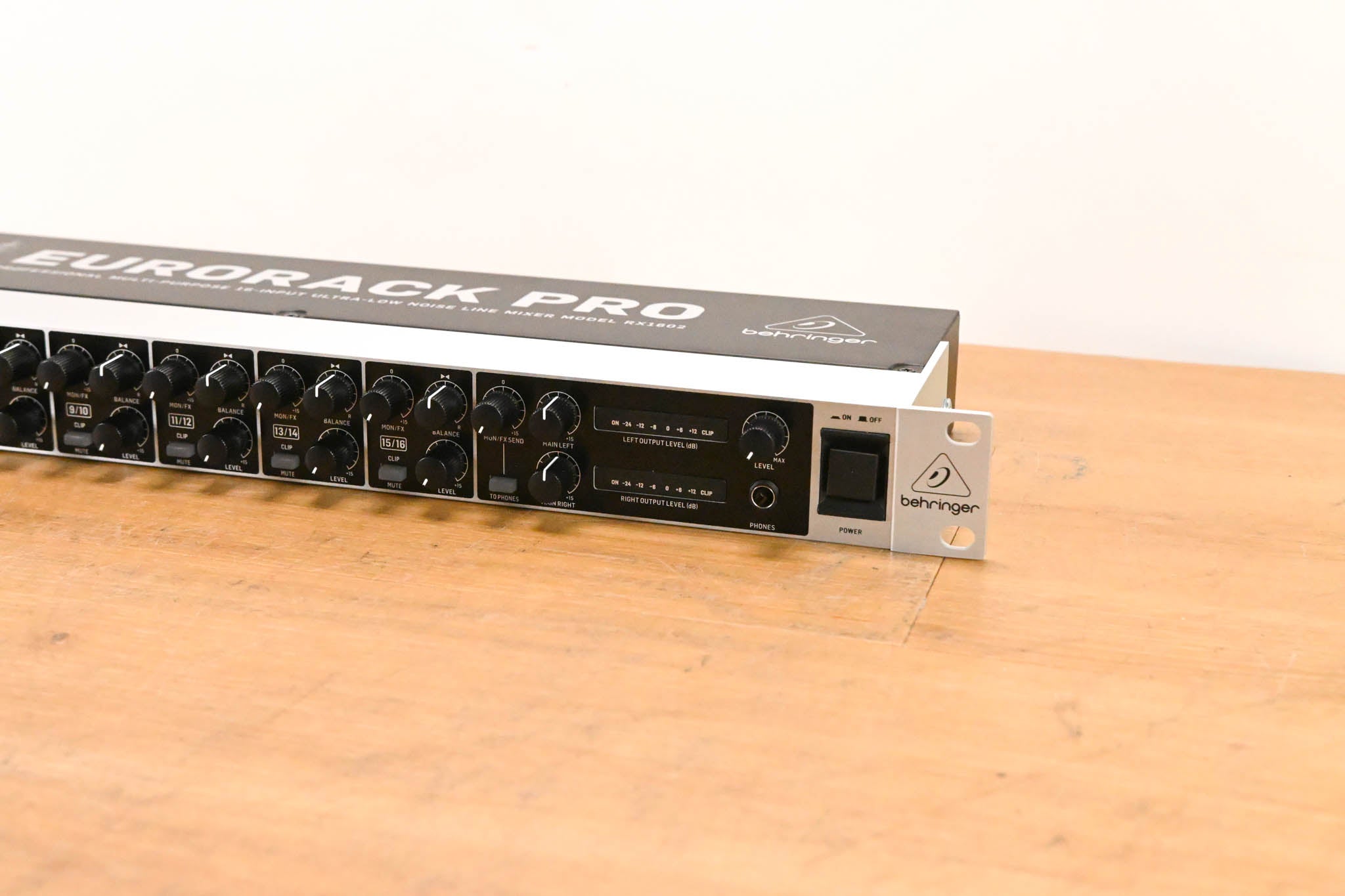 Behringer EURORACK PRO RX1602 16-Input Ultra-Low Noise Line Mixer