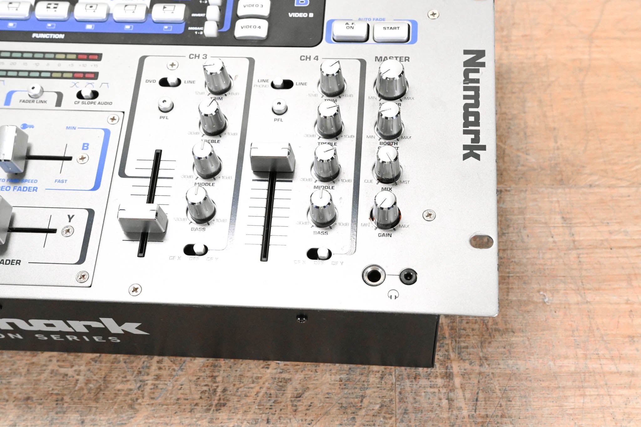 Numark AVM02 Professional Audio/Video Mixer