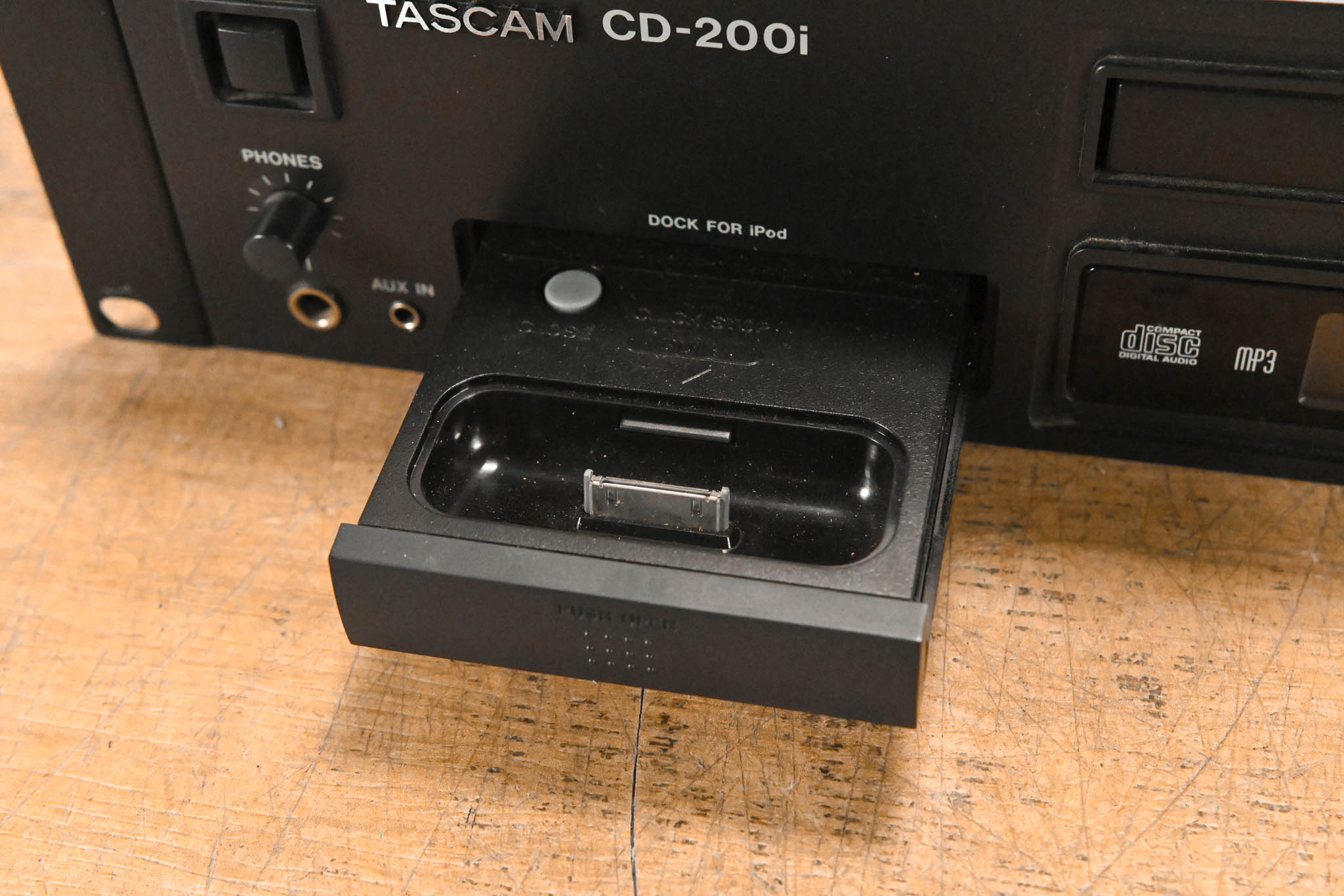 TASCAM CD-200i Rackmountable CD Player with iPod Dock