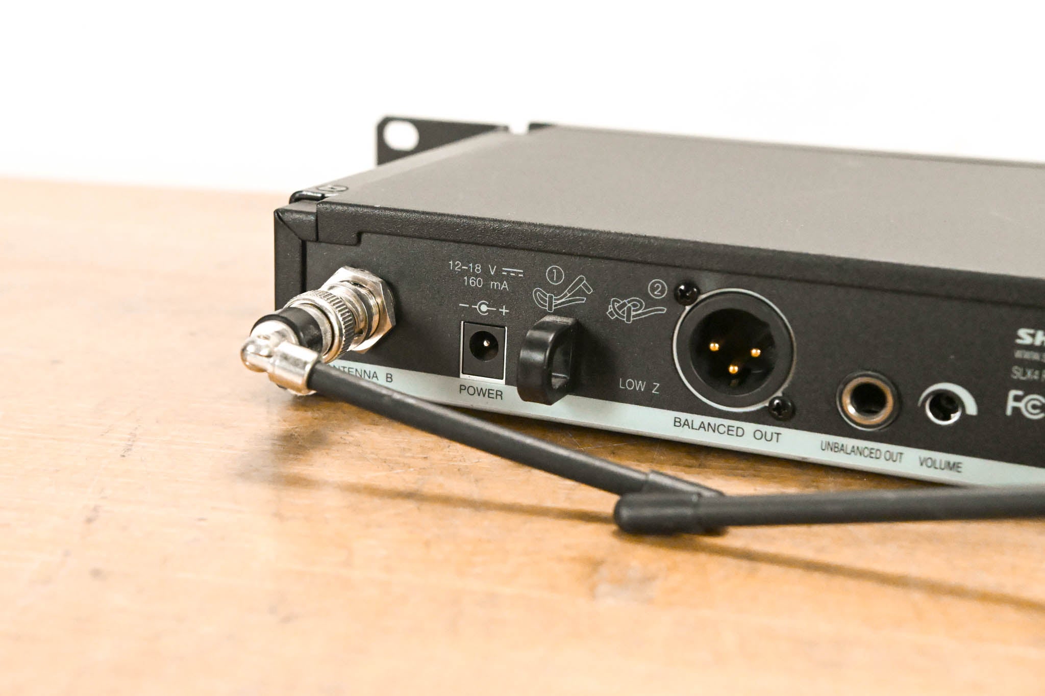 Shure SLX4 Wireless Receiver - G4 Band: 470-494 MHz (NO POWER SUPPLY)