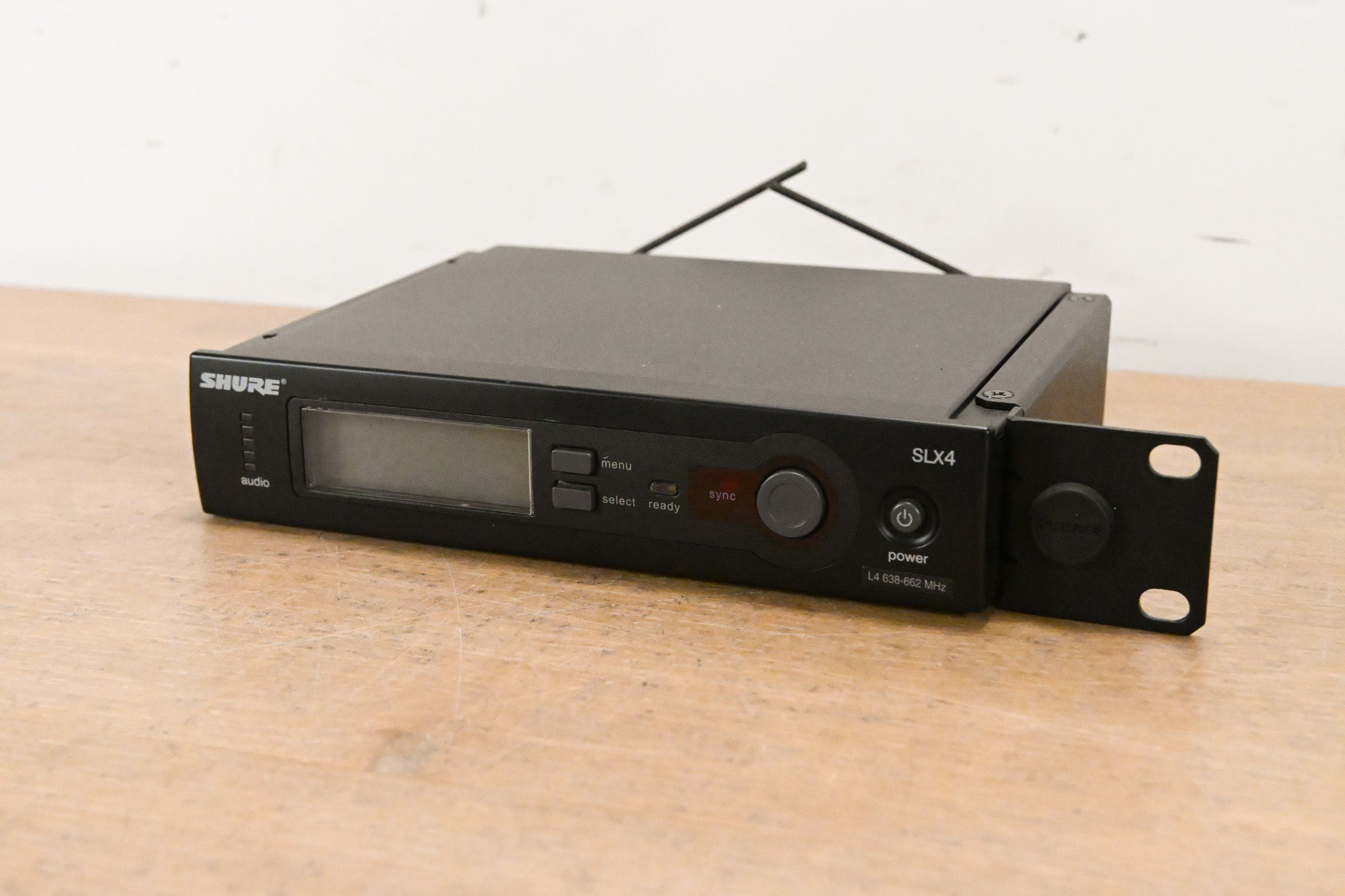 Shure SLX4 Wireless Receiver - L4 Band: 638-662 MHz (NO POWER SUPPLY)